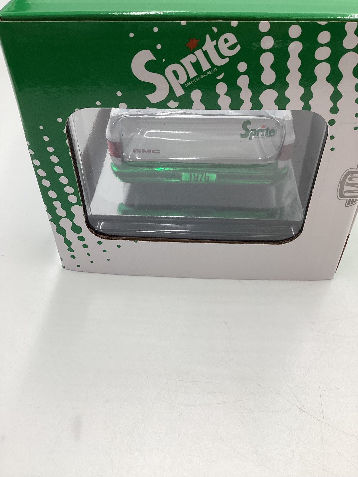 M2 Machines 1/24 Walmart Exclusive Sprite 1976 GMC Sierra Grand Green/White WMTS01 Chase