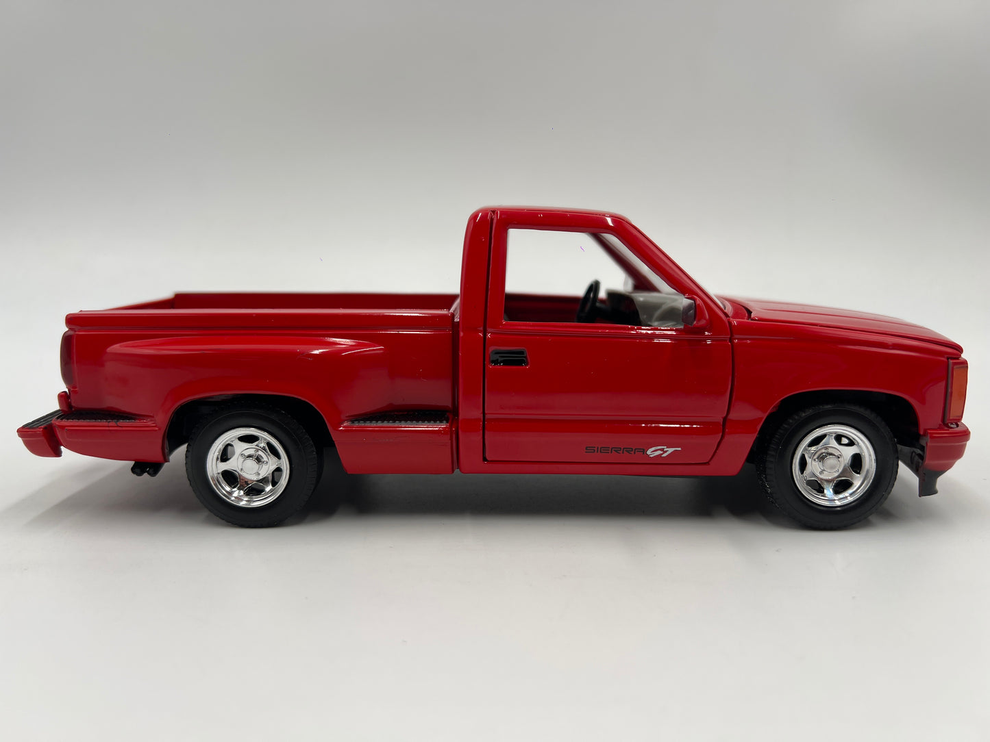 Motor Max American Classics 1/24 Scale 1992 GMC Sierra GT Pickup Red Loose