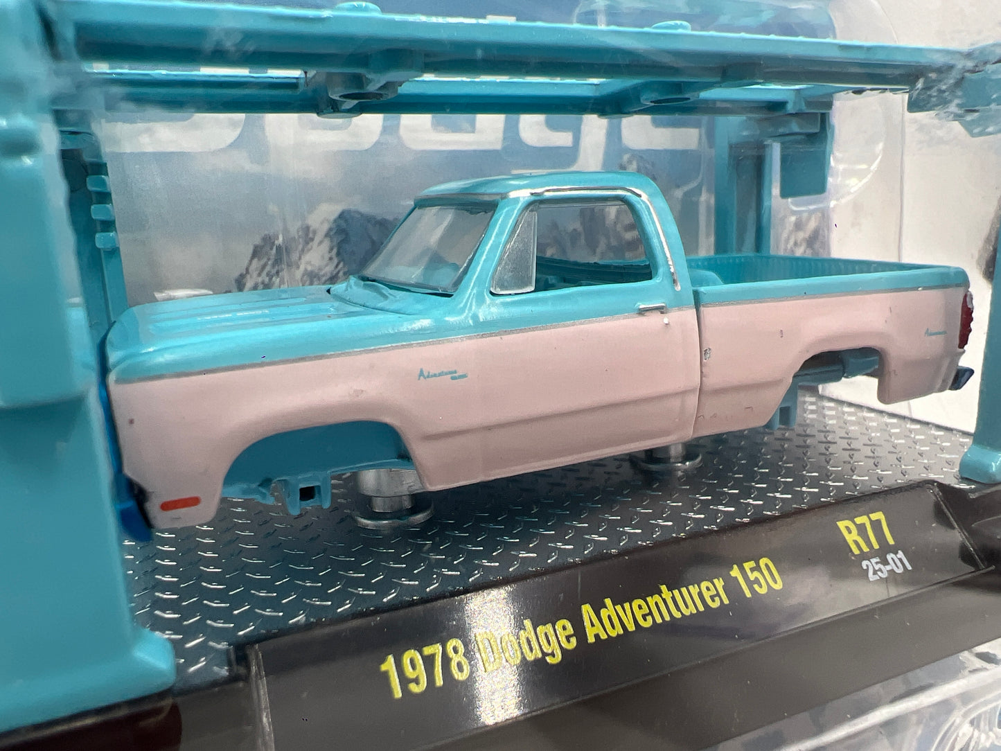 M2 Machines Model Kits CHASE 1978 Dodge Adventurer 150 White/Light Blue R77