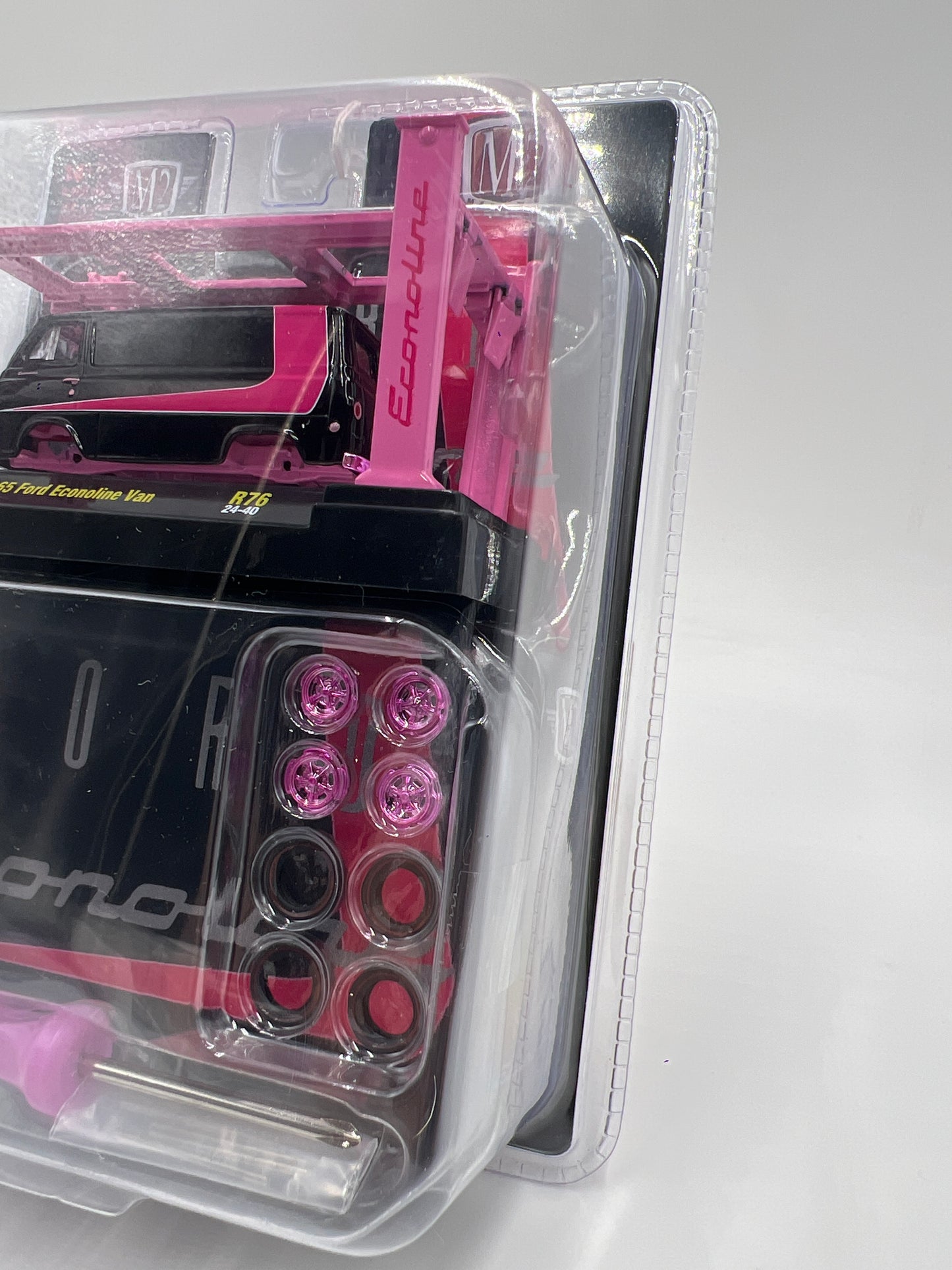 M2 Machines Model-Kit CHASE 1965 Ford Econoline Van Black/Pink R76