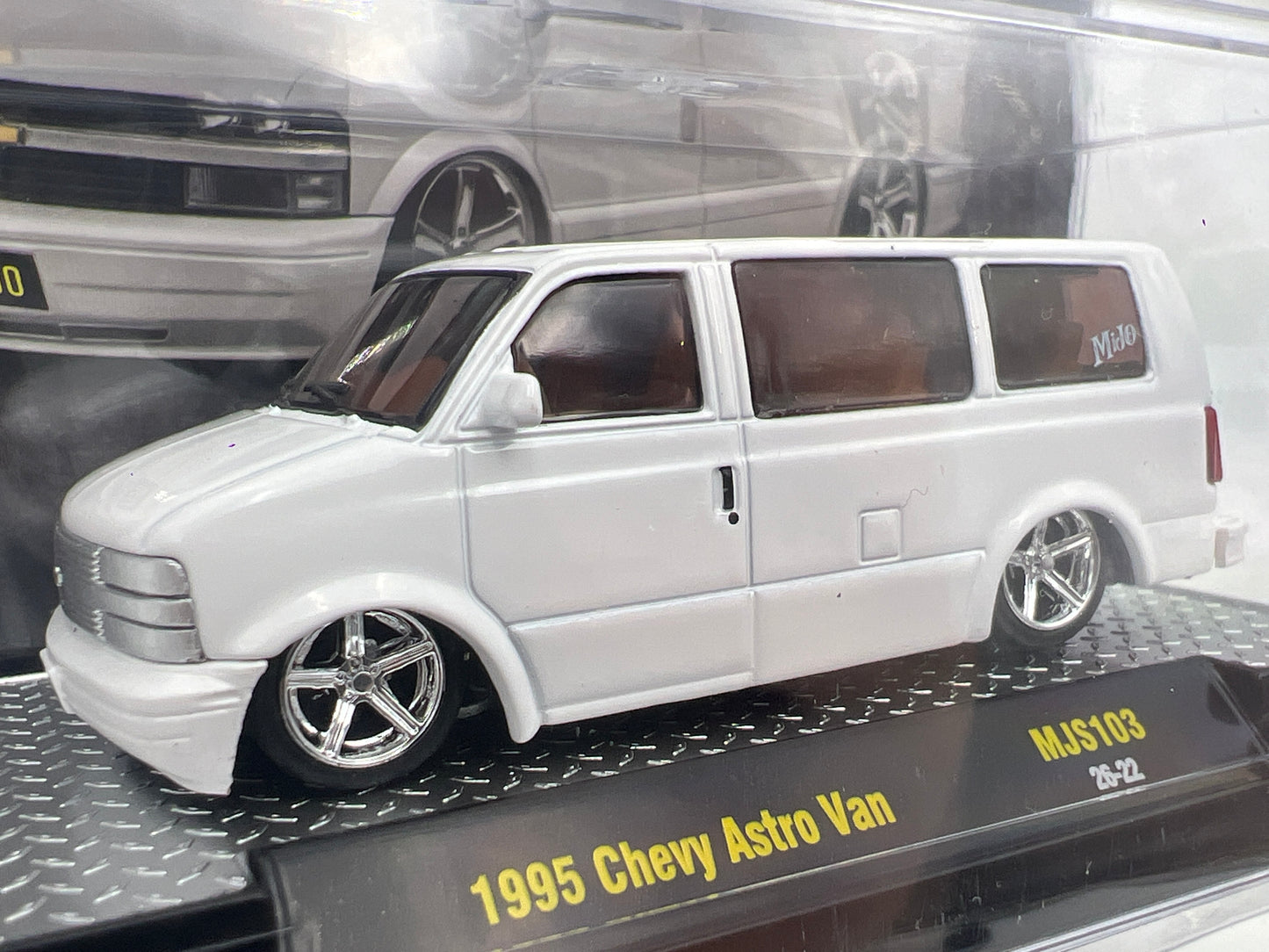 M2 Machines MJS103 MiJo Exclusives Slow And Low 1995 Chevy Astro Van White
