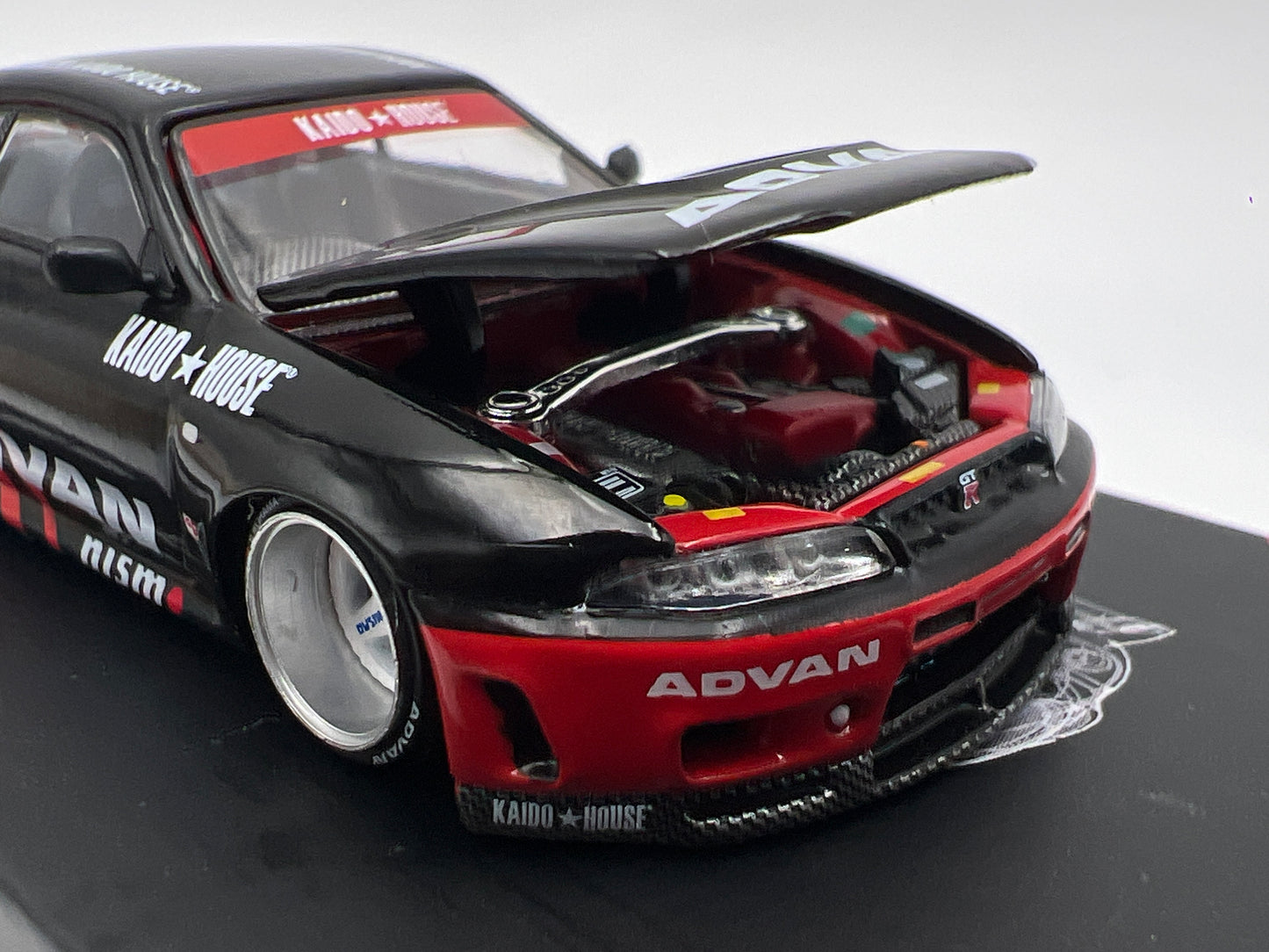 Mini GT Kaido House #191 Nissan Skyline GT-R R33 Kaido Works Advan