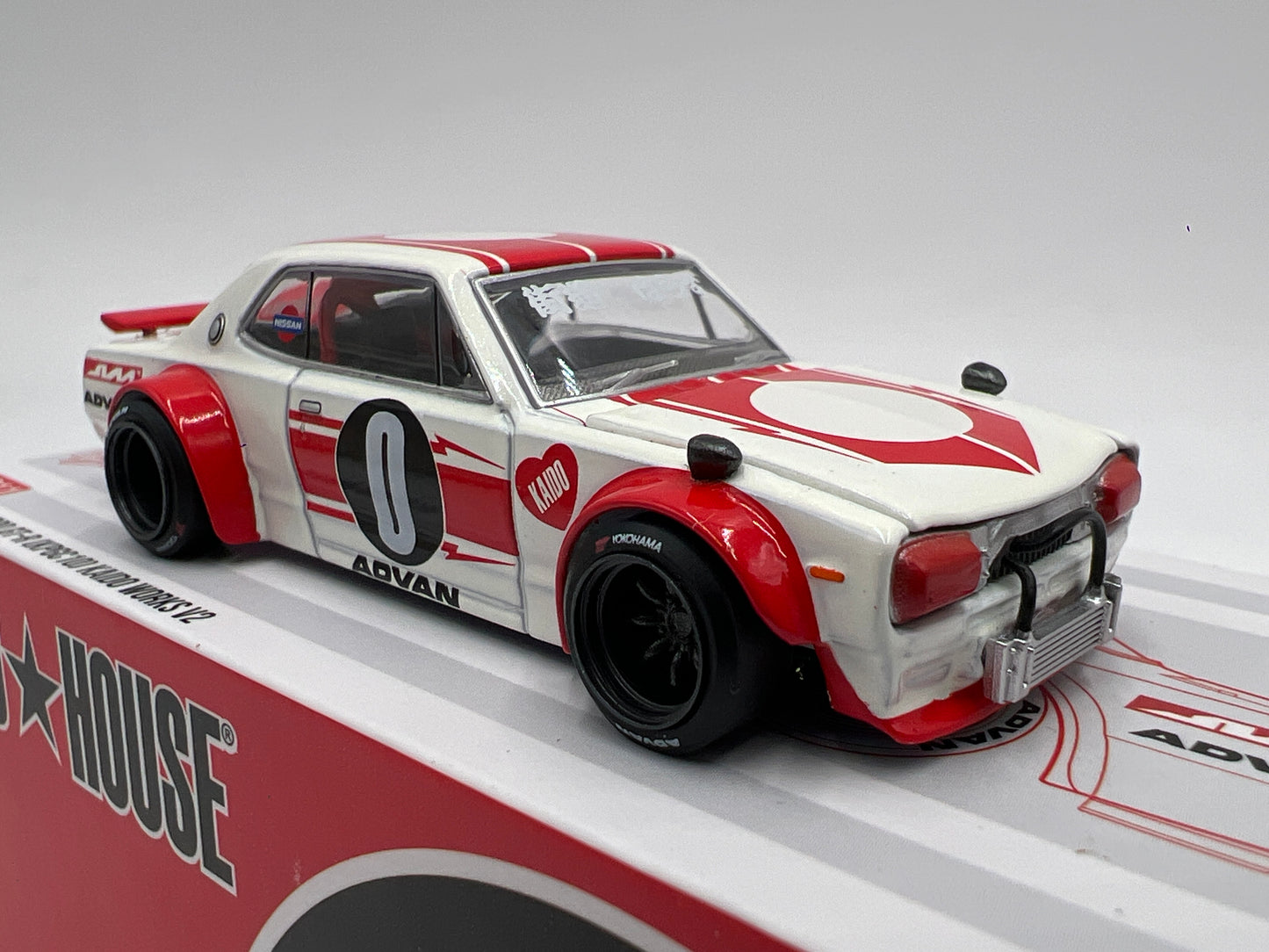 Mini GT Kaido House #211 Nissan Skyline 2000GT-R KPGC 10 Kaido Works V2 Red/White