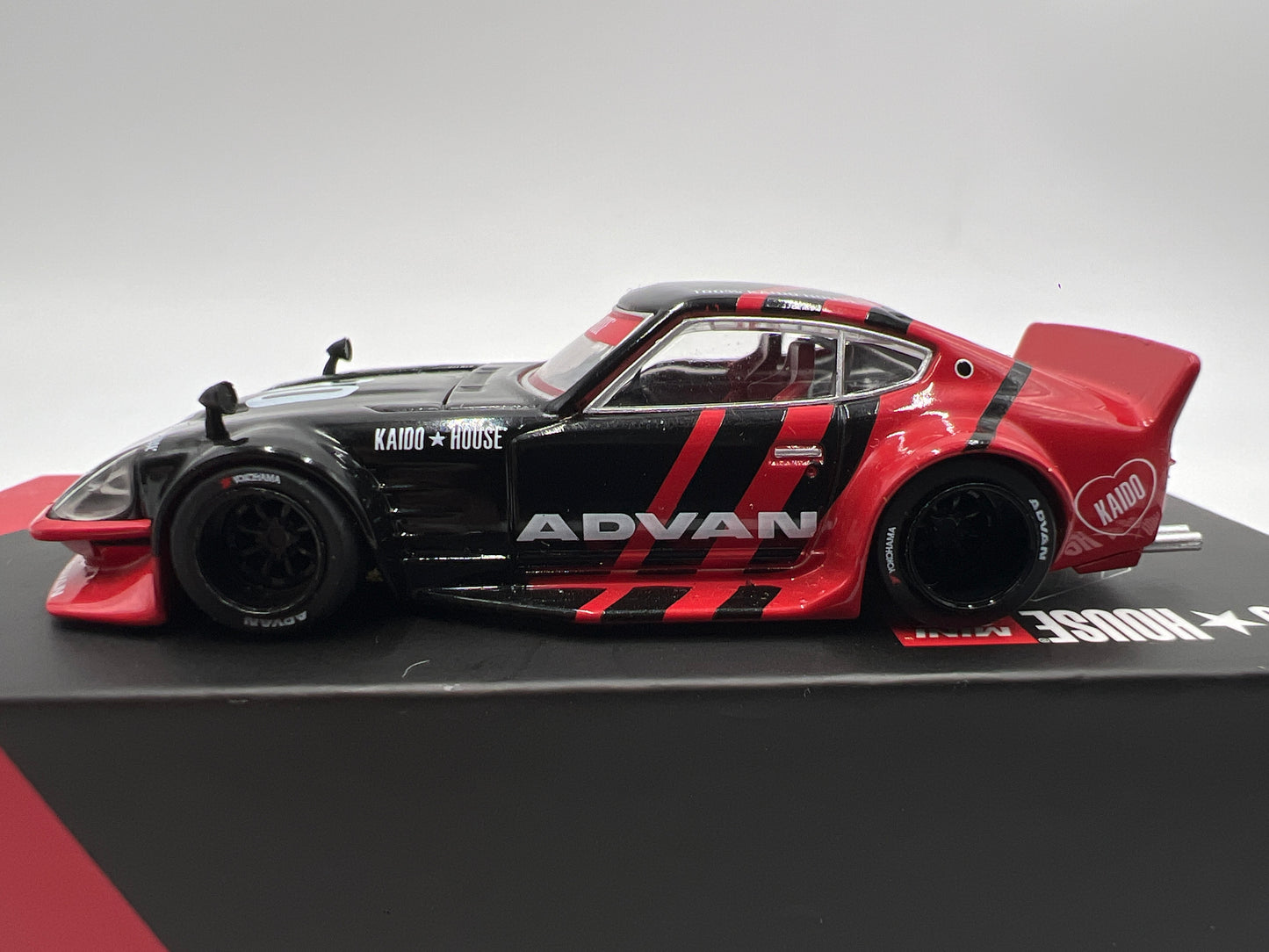 Mini GT Kaido House #172 Nissan Fairlady Z Kaido GT Advan