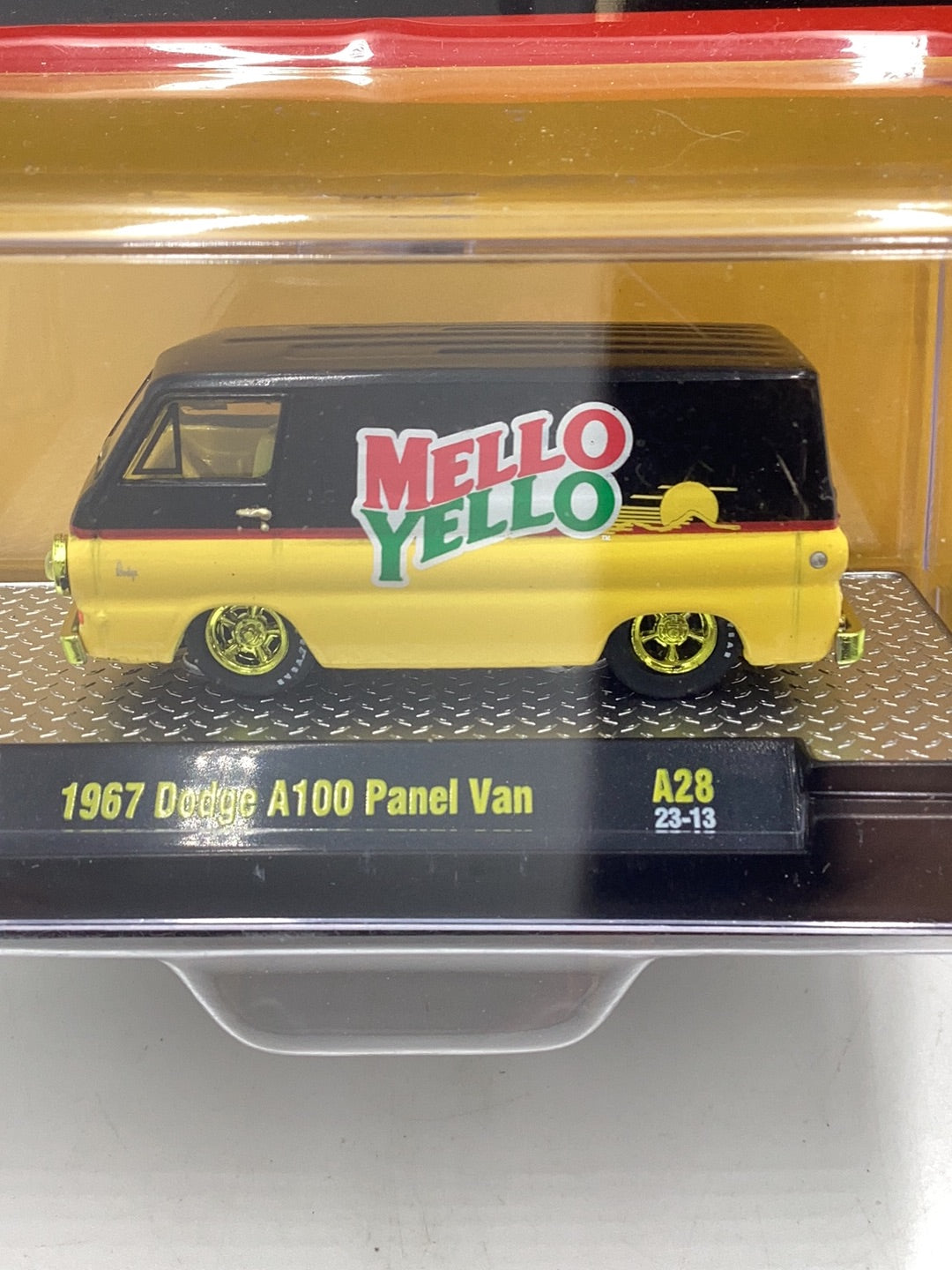 M2 Machines Mello Yellow 1967 Dodge A100 Panel Van A28 CHASE