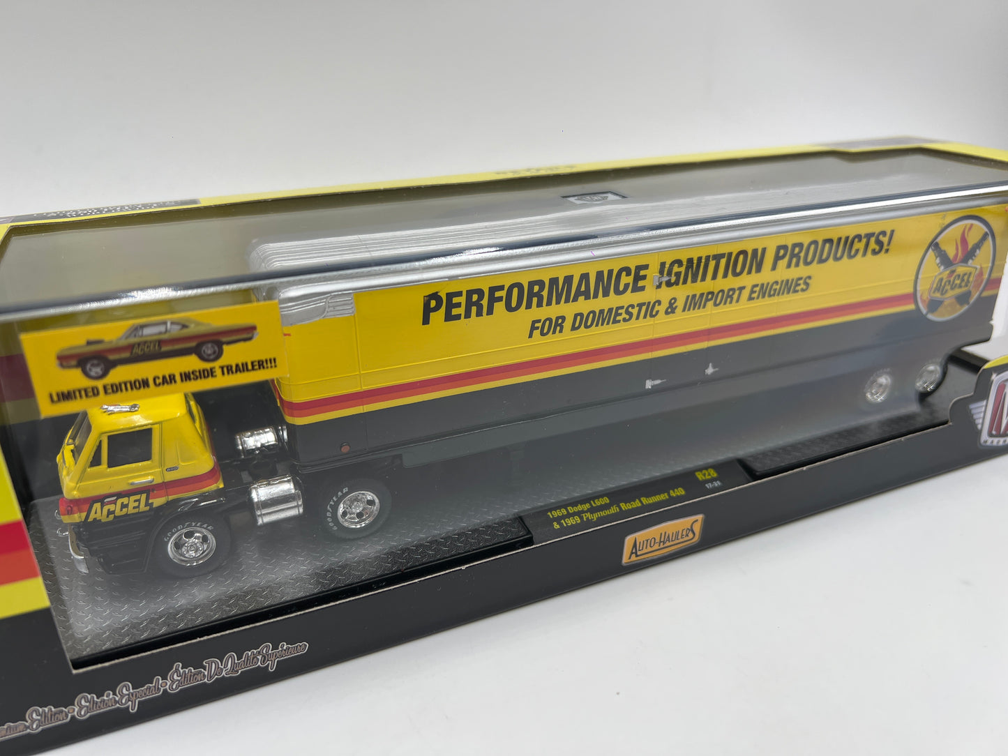 M2 Machines Auto Haulers Accel 1969 Dodge L600 & 1969 Plymouth Road Runner 440 R28