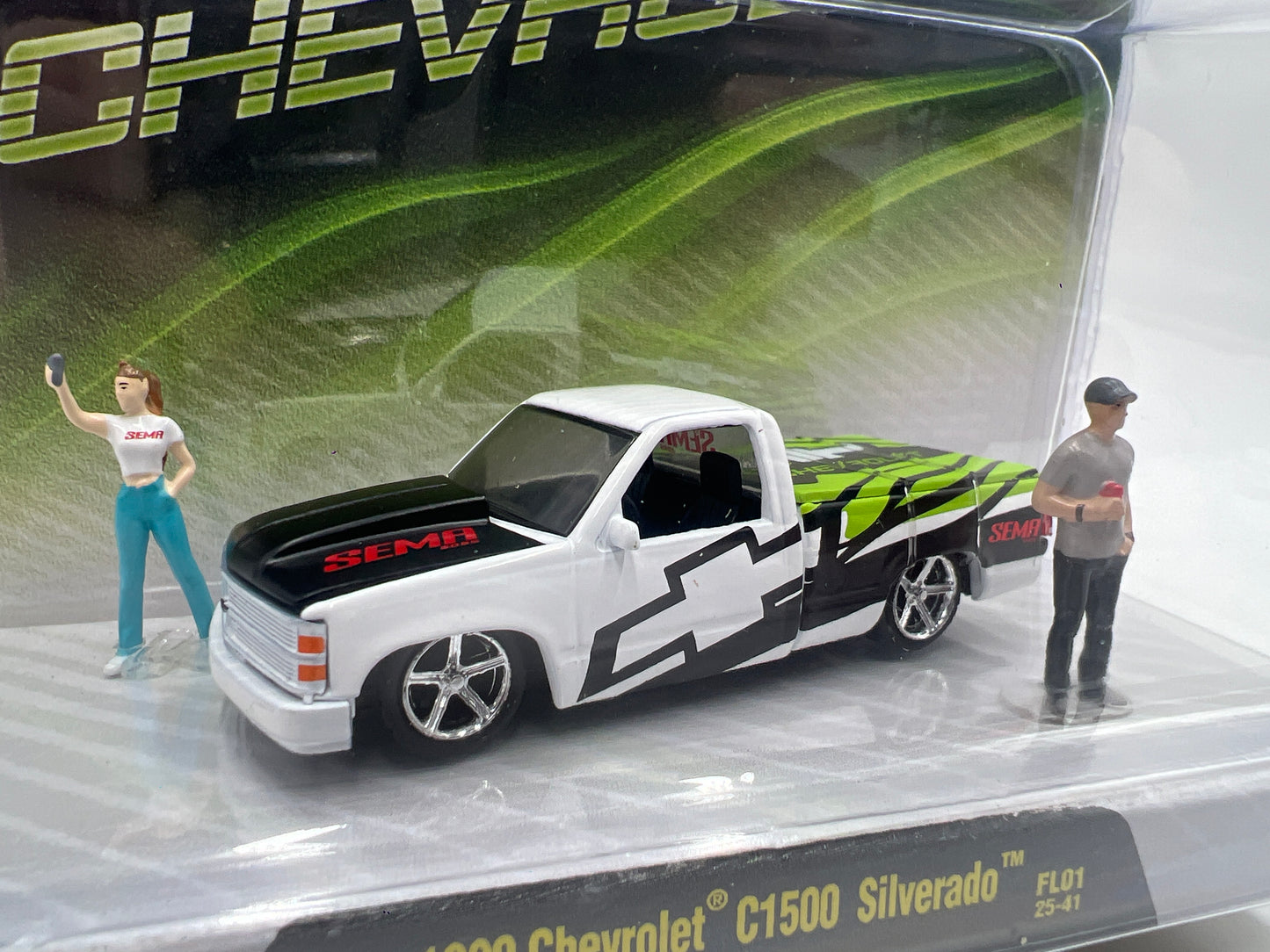 M2 Machines Diorama SEMA 2025 1/1000 1990 Chevrolet C1500 Silverado FL01
