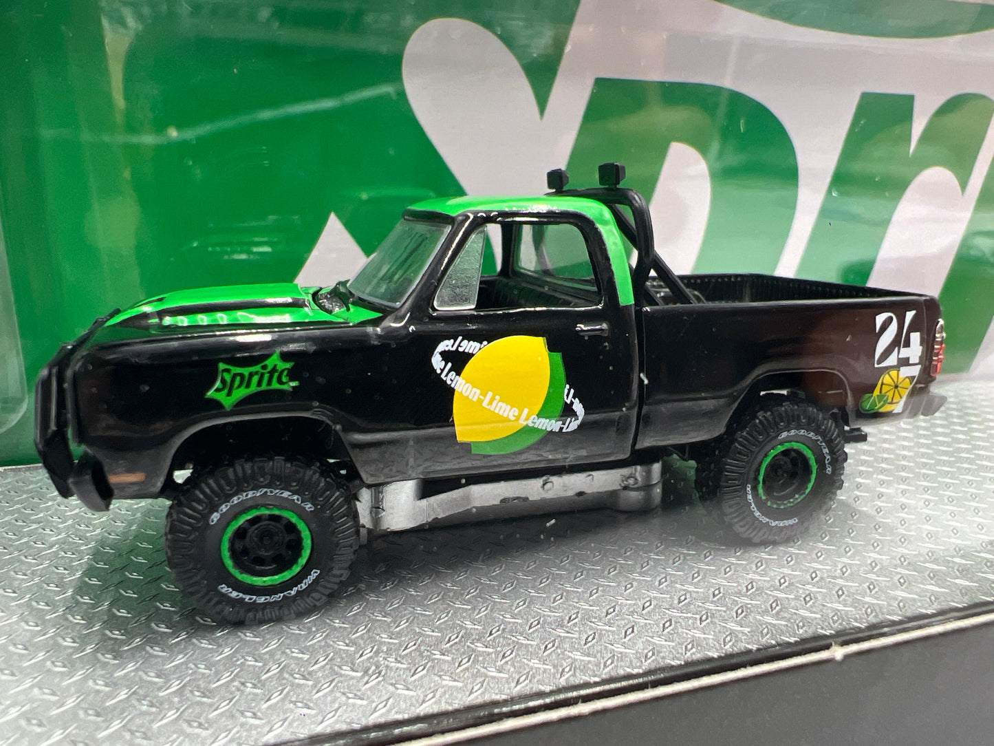 2025 M2 Machines Auto Haulers Sprite 1974 Dodge W200 Power Wagon & 1970 Dodge Super Bee Hemi TW37