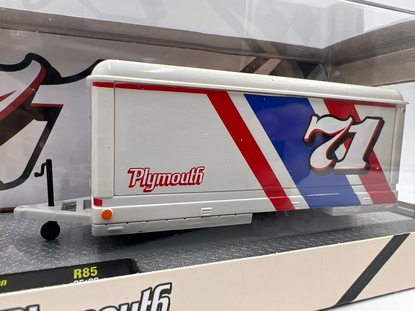 2025 M2 Machines Auto Haulers 1974 Dodge W200 Power Wagon & 1971 Plymouth Hemi Cuda White R85