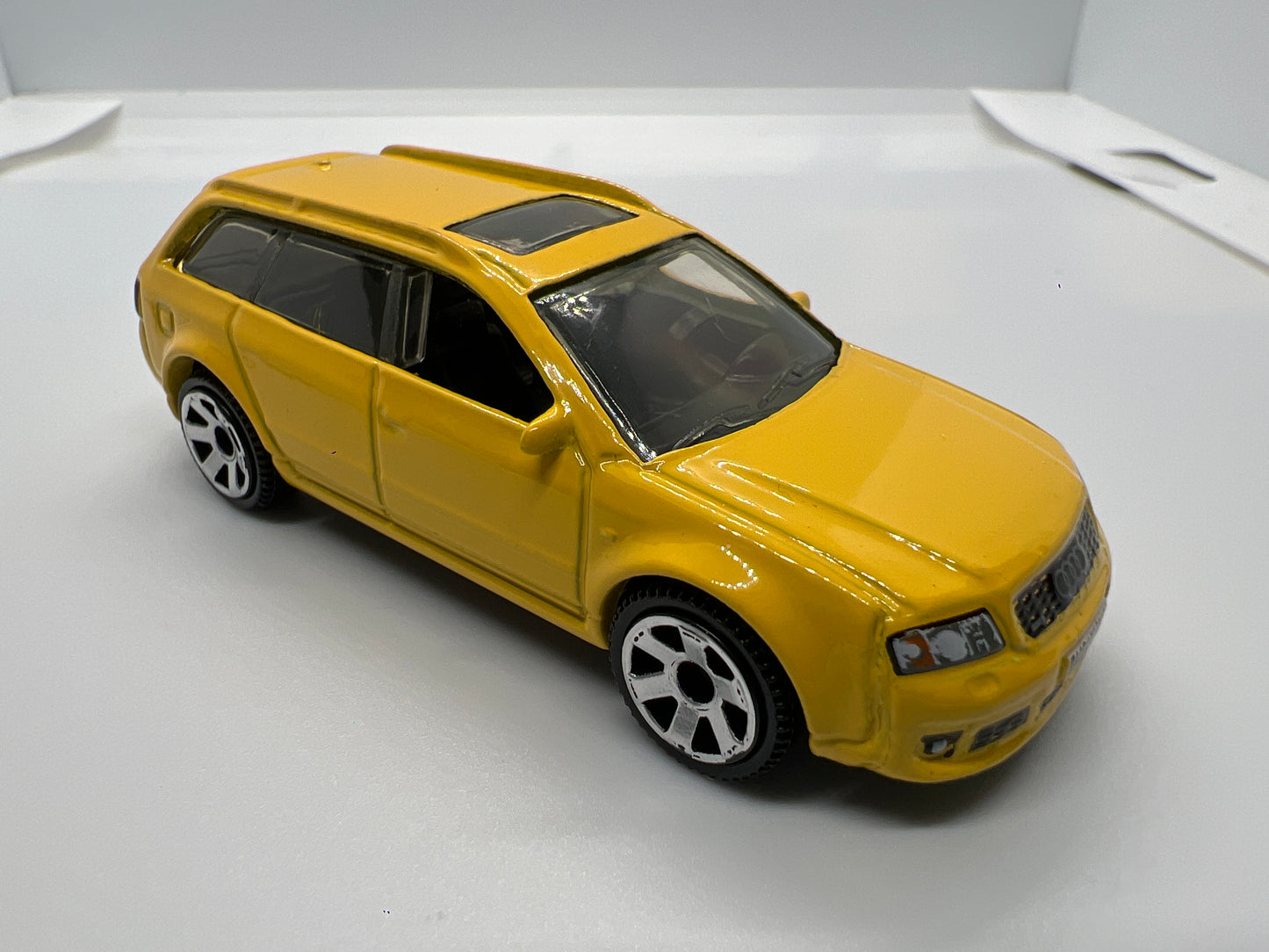 Matchbox 1/64 2004 Audi RS6 Avant Yellow Loose