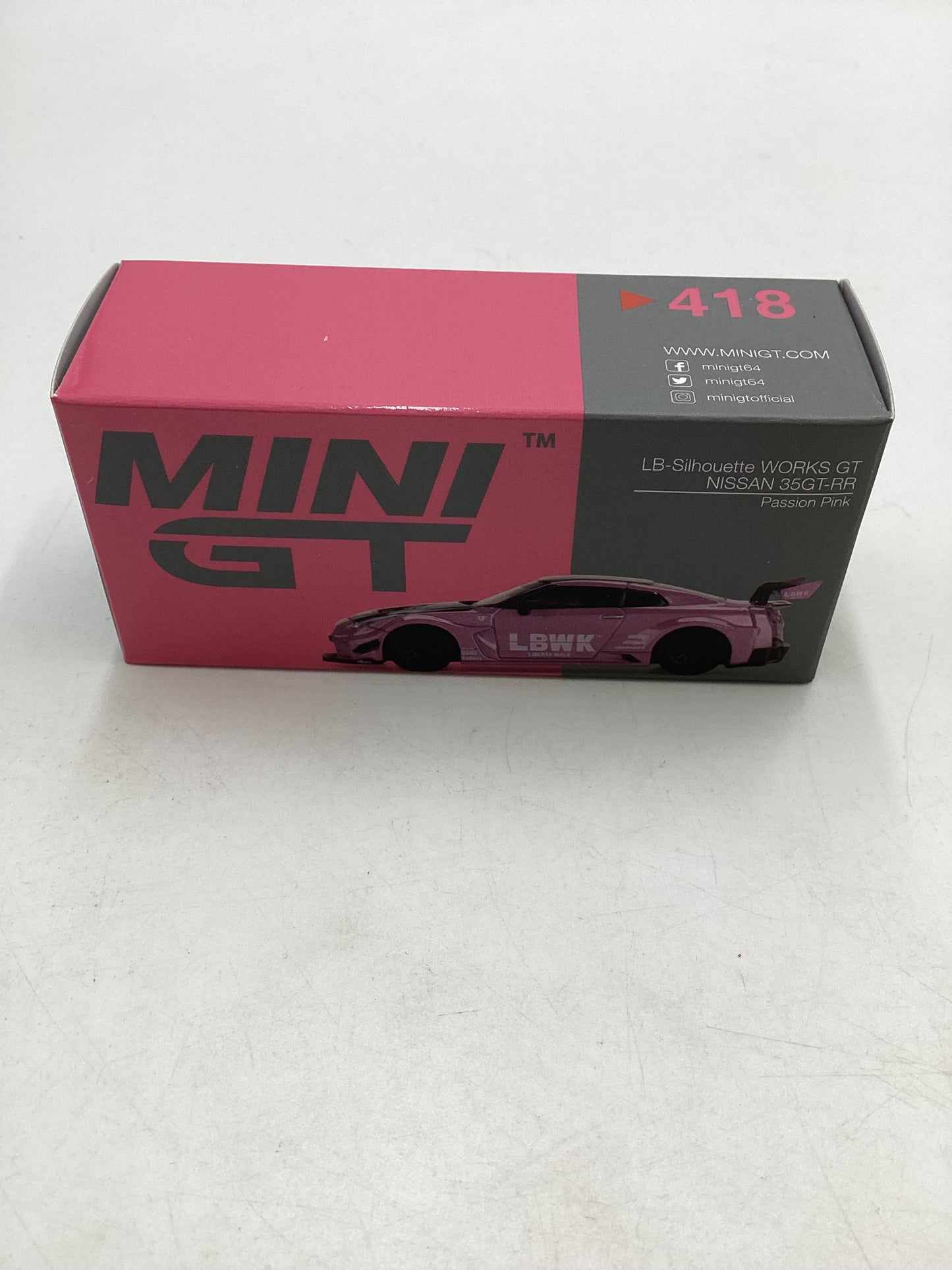 Mini GT #418 LB-Silhouette Works GT Nissan 35GT -RR LBWK Passion Pink