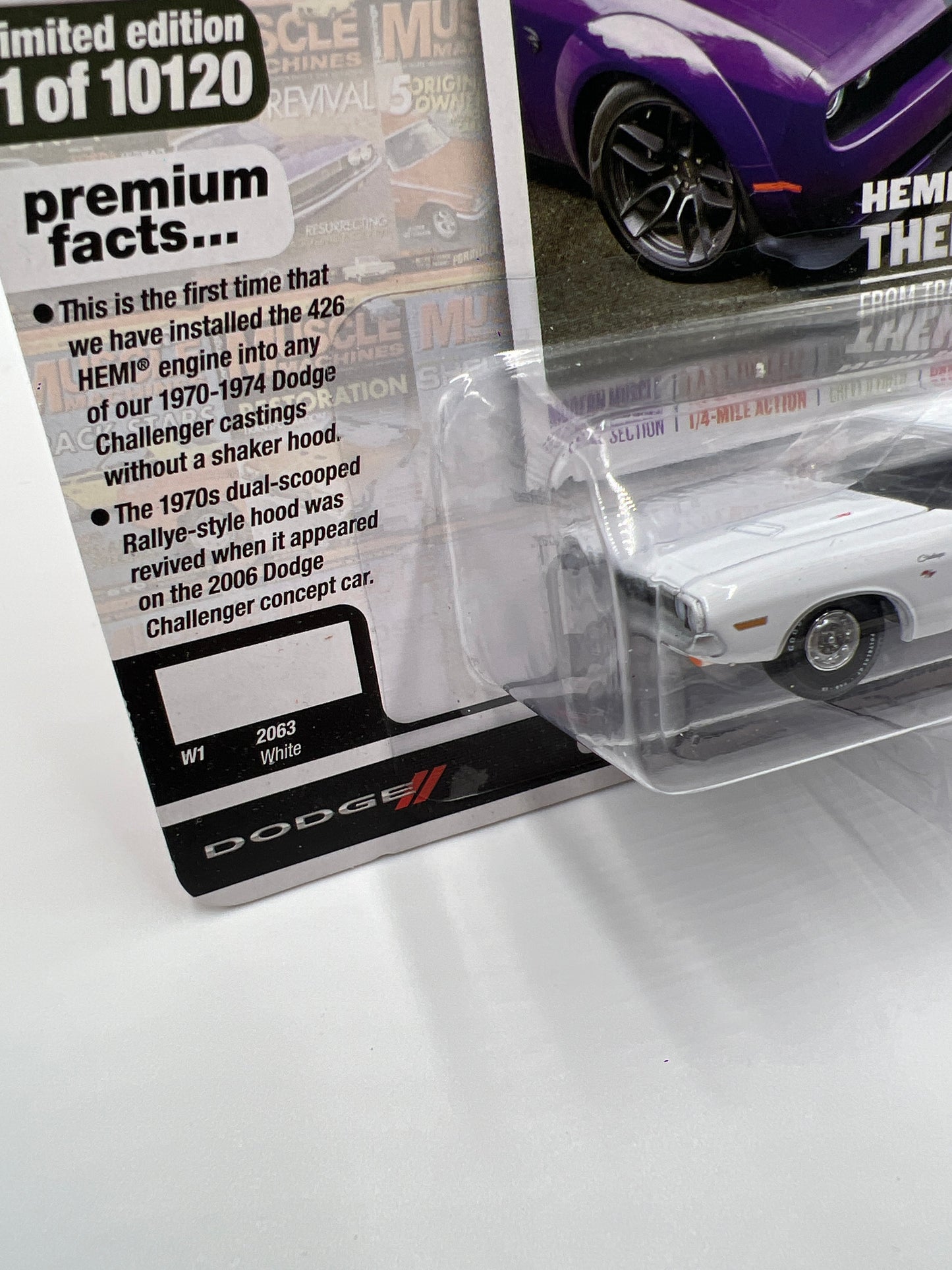 Auto World Hemmings Muscle Machines Release 4 Version B 1970 Dodge Challenger R/T White 231G