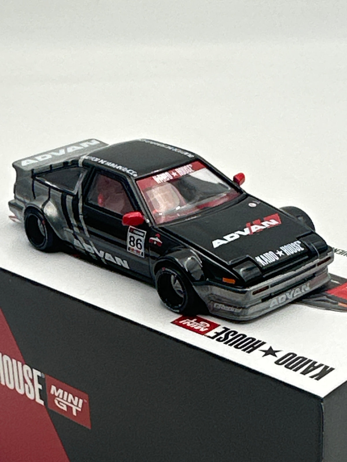 Mini GT Kaido House #214 Toyota AE86 Sprinter Trueno Kaido Advan CHASE