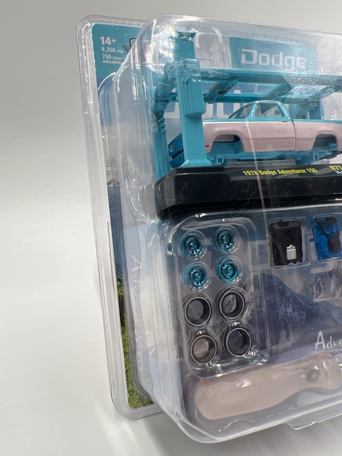 M2 Machines Model Kits CHASE 1978 Dodge Adventurer 150 White/Light Blue R77