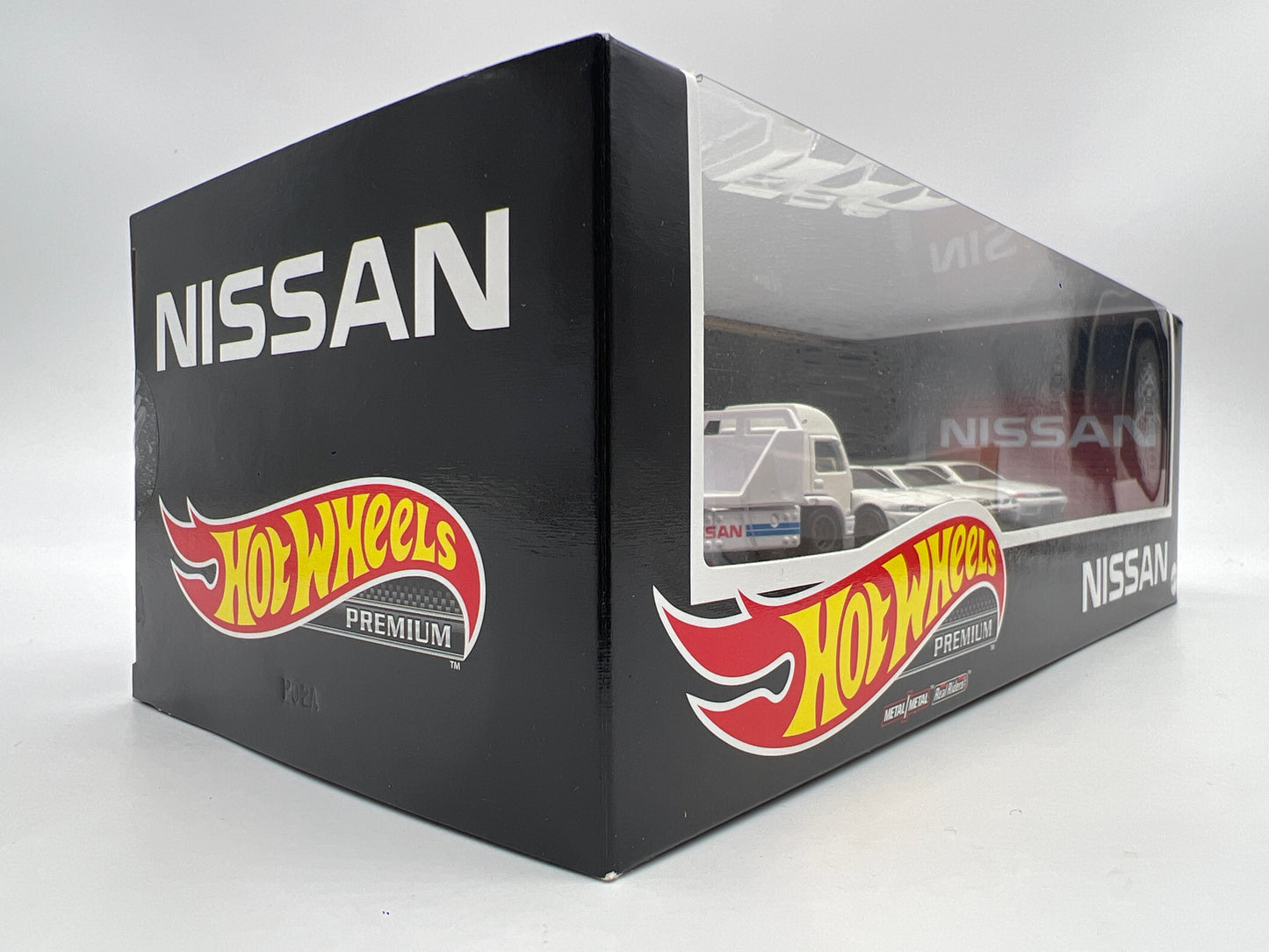 Hot Wheels Premium Diorama Garage Set Nissan Skyline GT-R & Retro Rig White