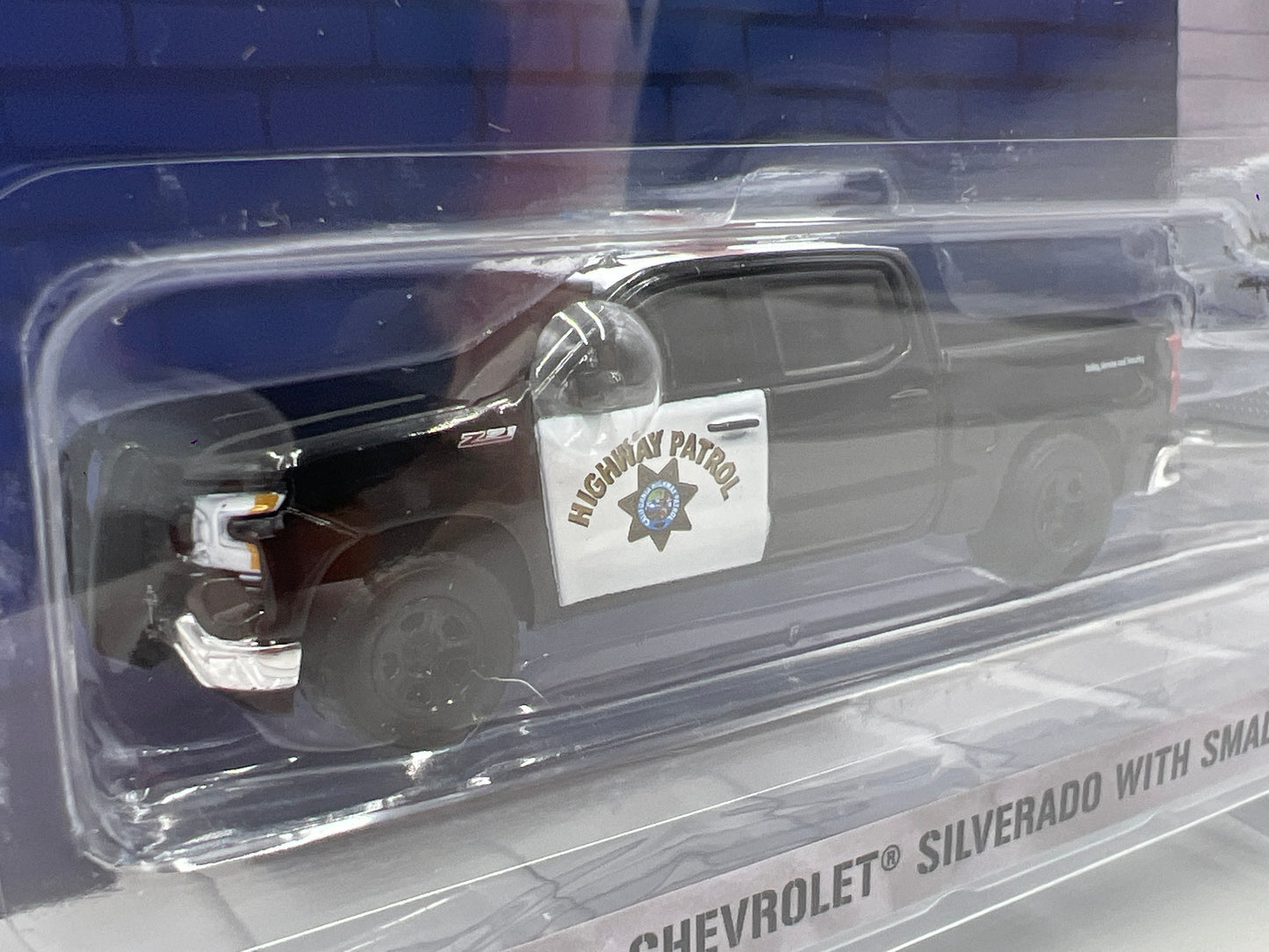 Greenlight Hobby Exclusive Hitch & Tow Hot Pursuit 2023 Chevrolet Silverado W/Small Cargo Trailer 186E