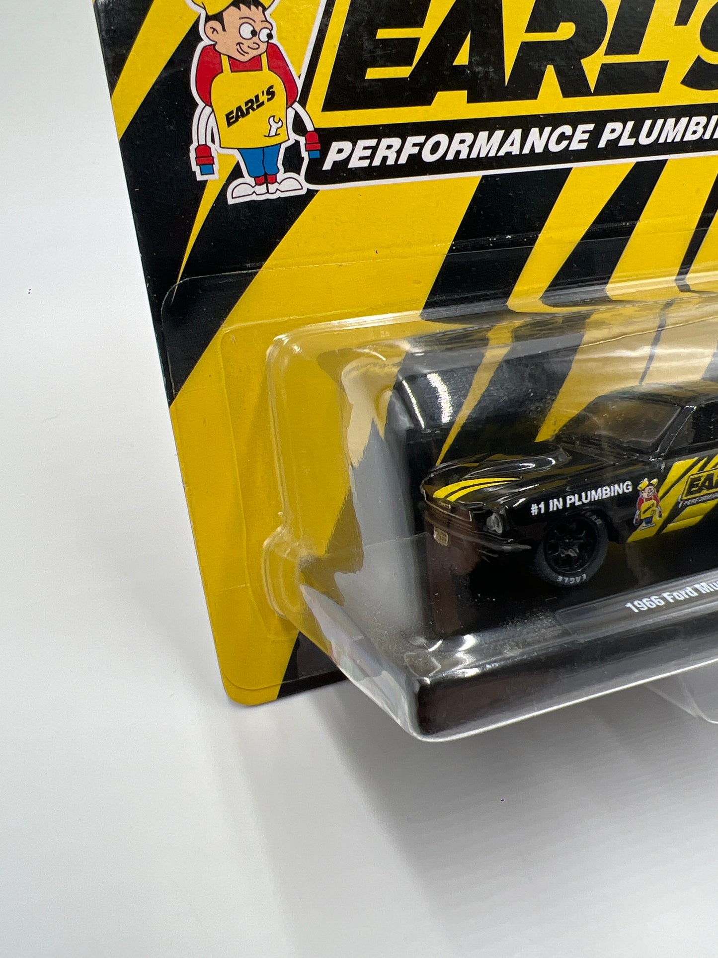 M2 Machines Auto Drivers 1966 Ford Mustang Fastback 2+2 Black/Yellow Earls R87