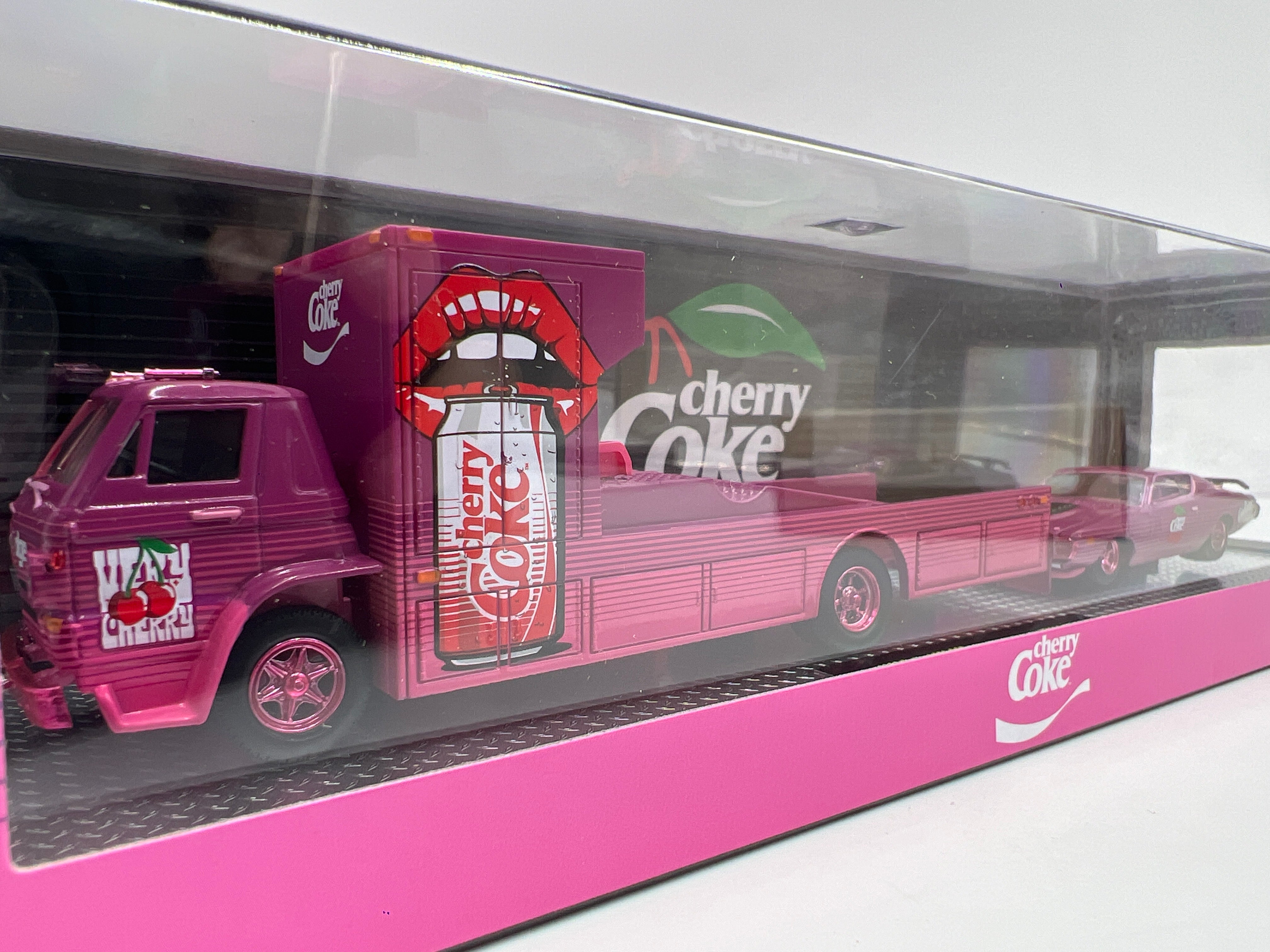 M2 Machines Haulers TW44 CHASE Cherry Coke 1966 Dodge L600 COE