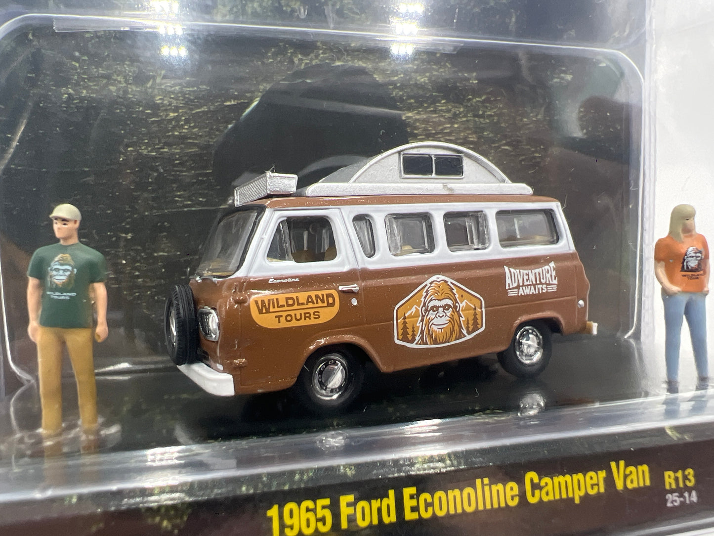 2025 M2 Machines Diorama 1965 Ford Econoline Camper Van R13 199F