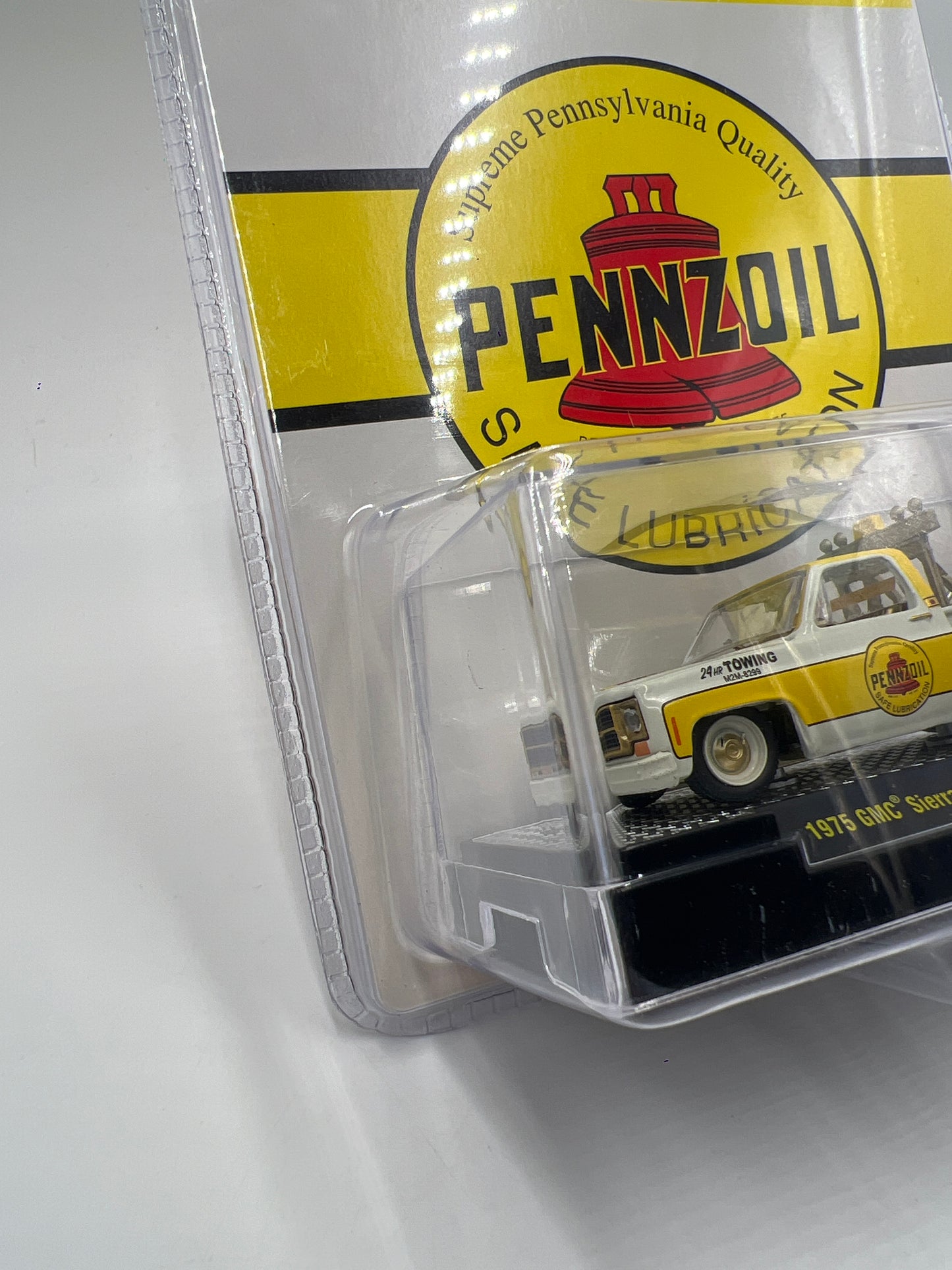 2025 M2 Machines Hobby Exclusive CHASE Pennzoil 1975 GMC Sierra Grande 15 Tow Truck HS57