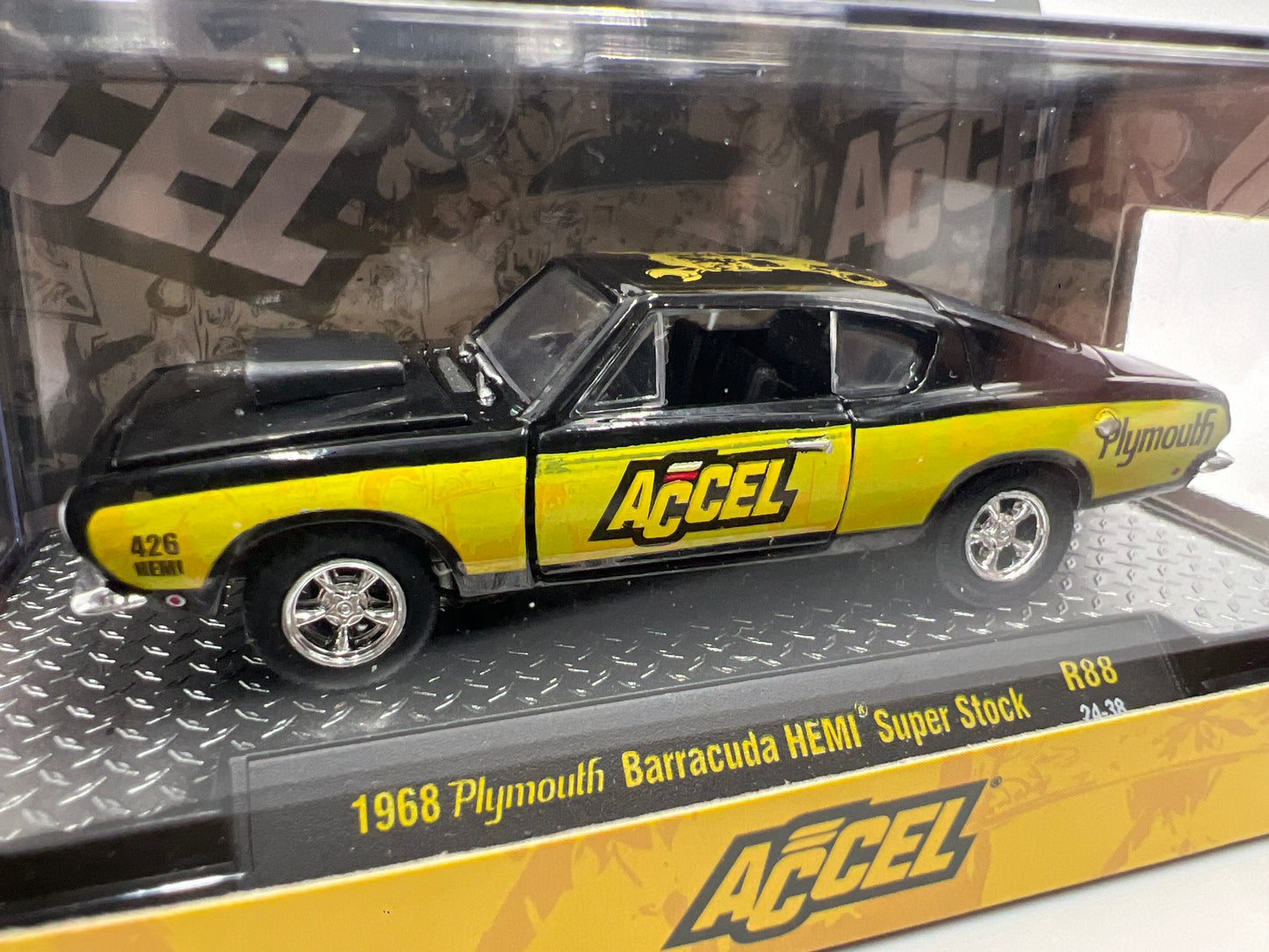 M2 Machines Accel 1968 Plymouth Barracuda Hemi Super Stock Black/Yellow R88