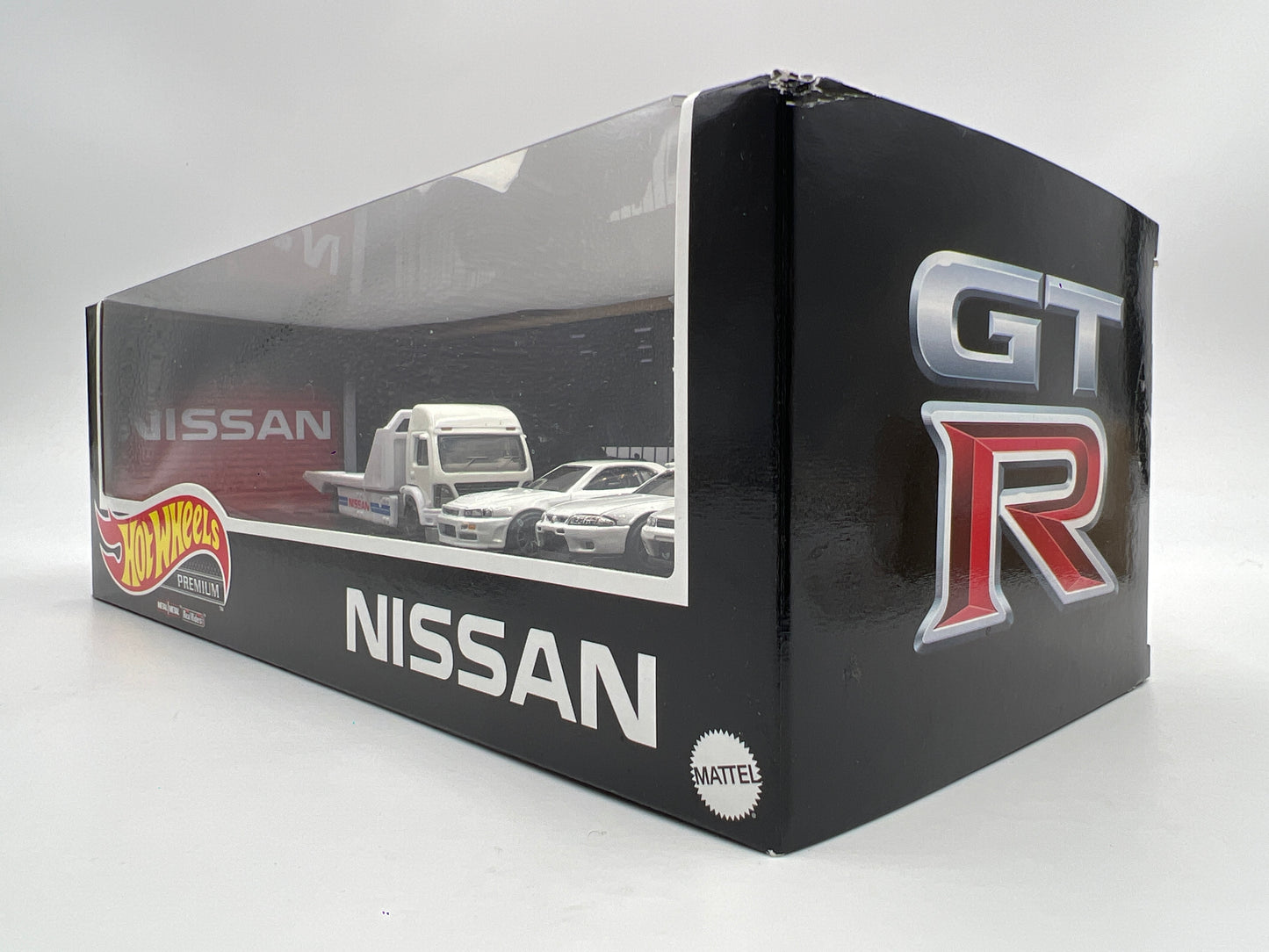 Hot Wheels Premium Diorama Garage Set Nissan Skyline GT-R & Retro Rig White
