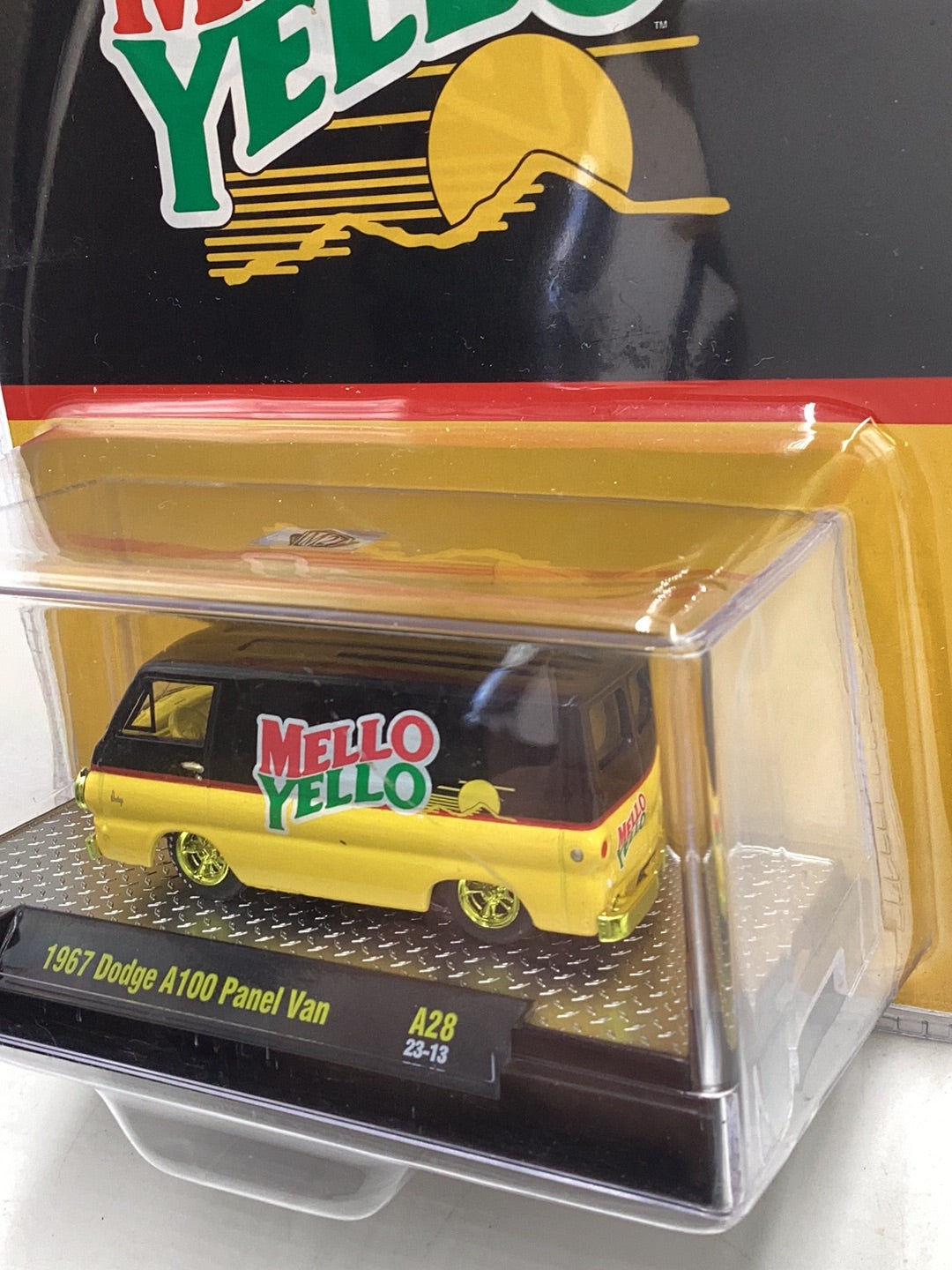 M2 Machines Mello Yellow 1967 Dodge A100 Panel Van A28 CHASE 1/750