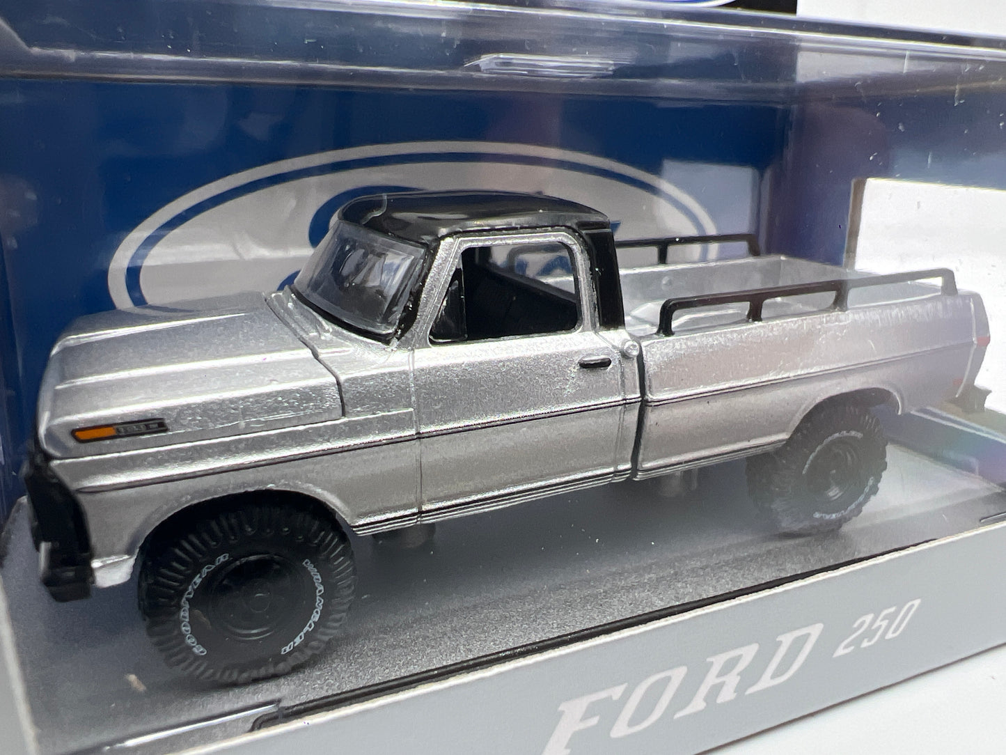 M2 Machines S146 1972 Ford F-250 Custom 4x4 Silver
