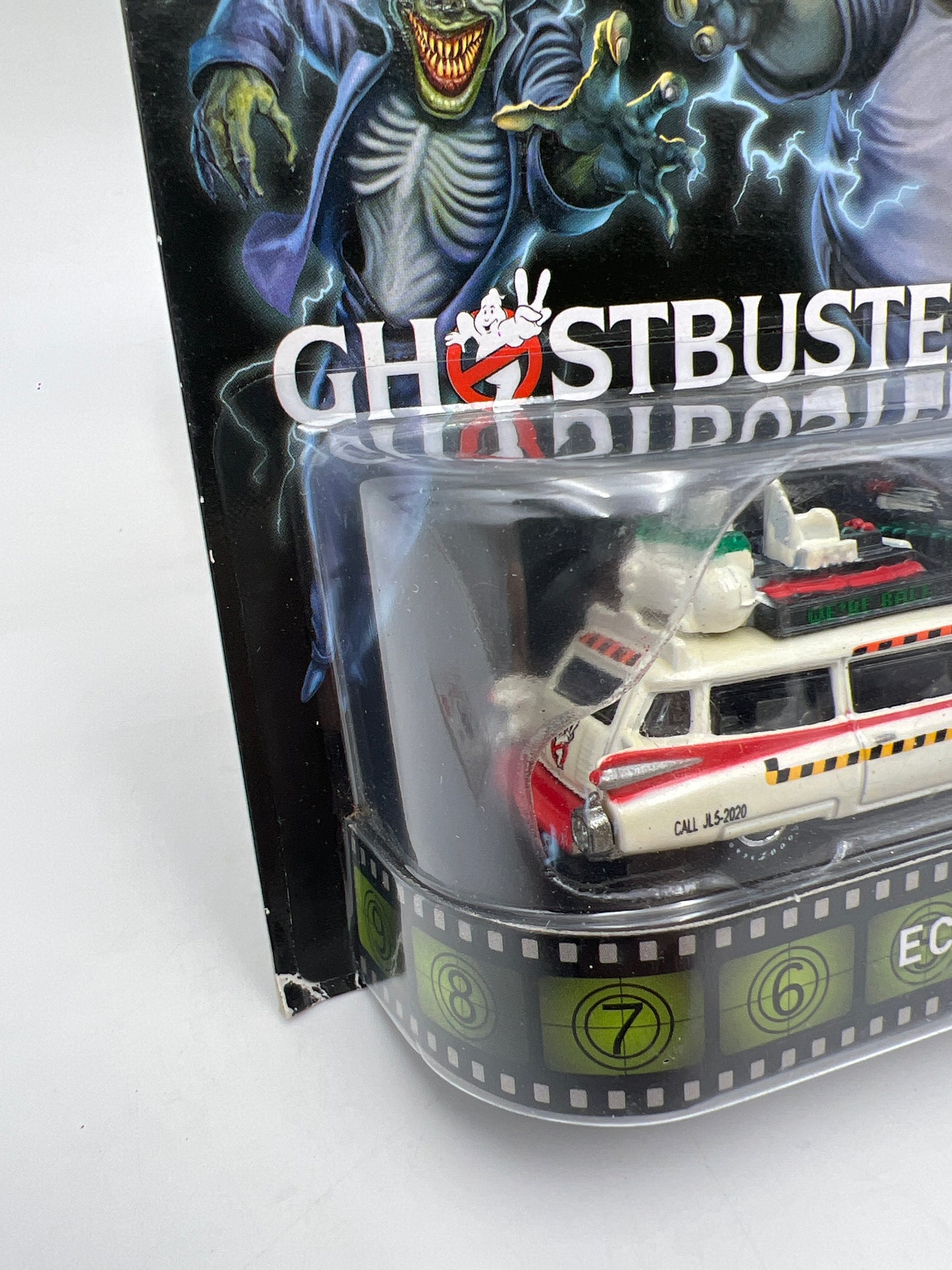 Hot Wheels Retro Entertainment Ghostbusters II Ecto-1A White W/Protector