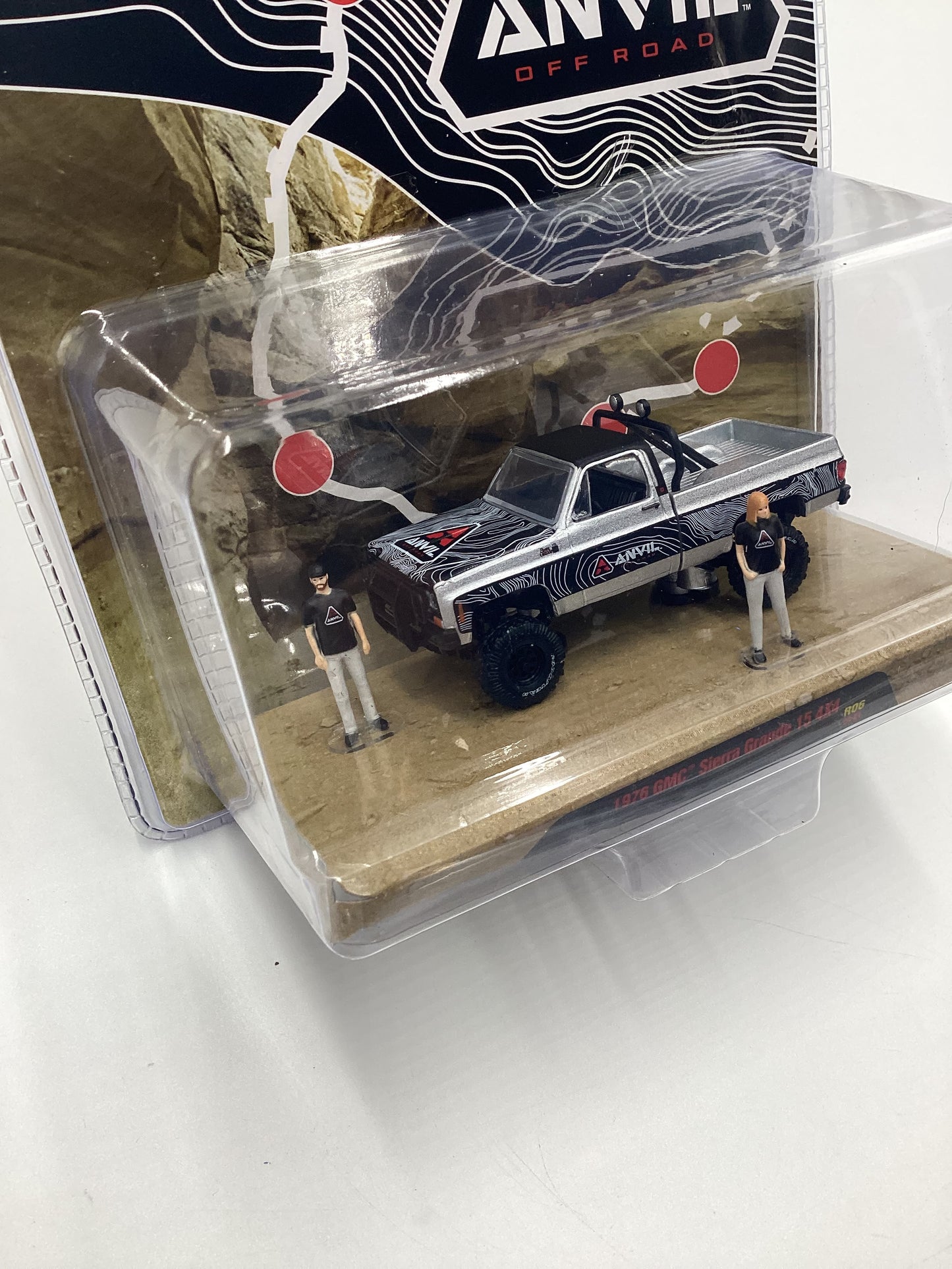 2024 M2 Machines Diorama 1976 GMC Sierra Grande 15 4x4 R06 197E