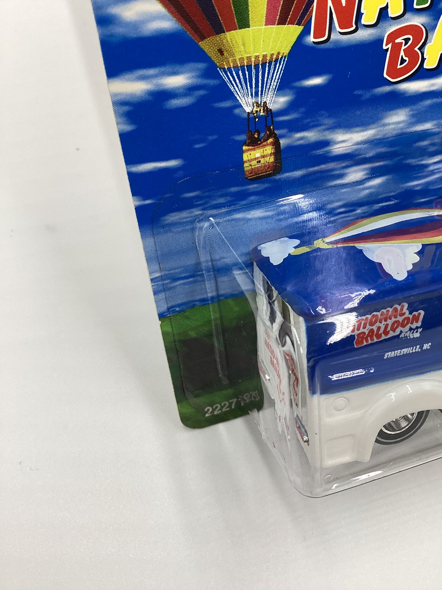 1999 Hot Wheels National Ballon Rally NC Dairy Delivery White/Blue W/Protector SR