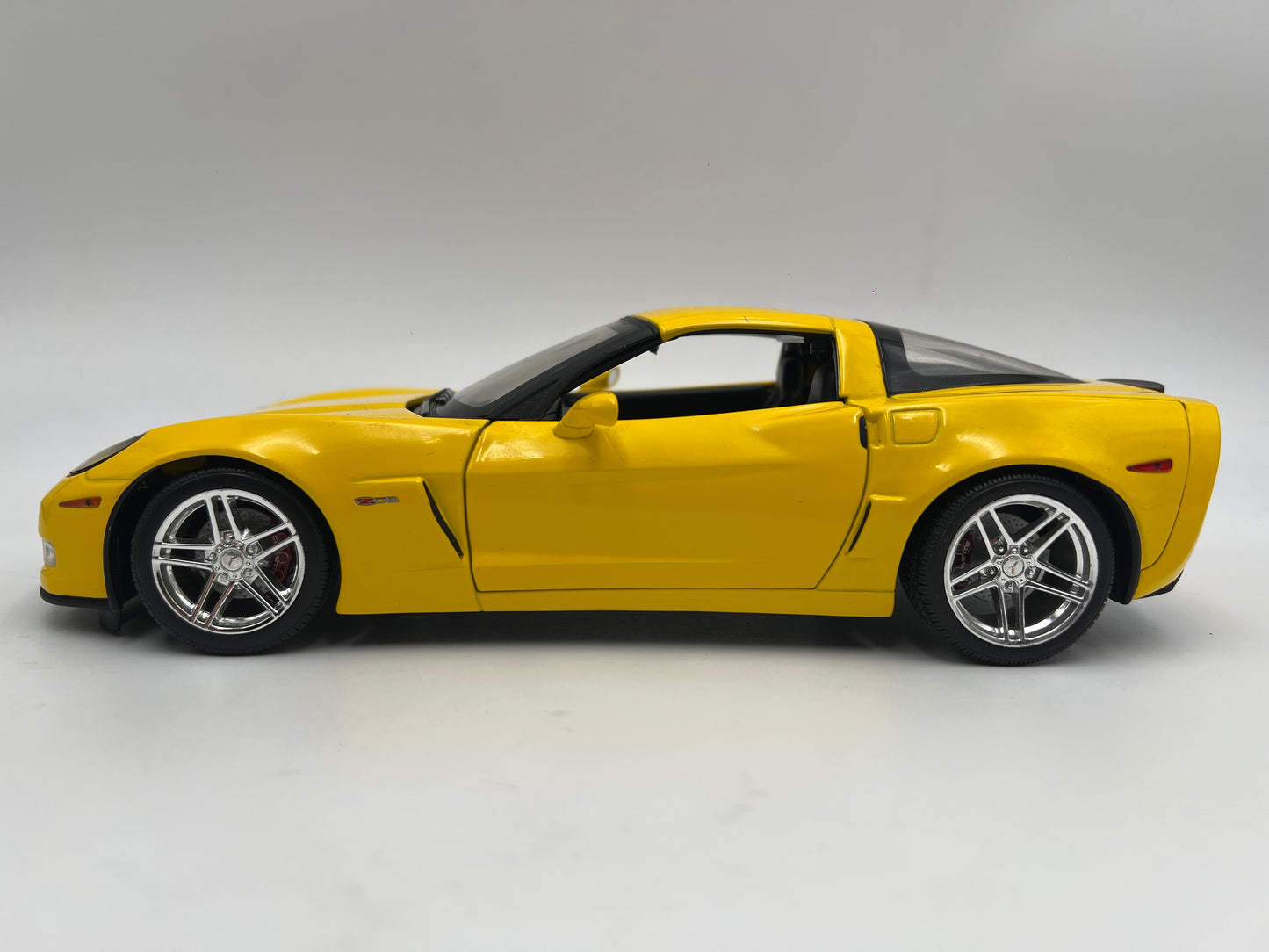 Hot Wheels Elite 1:18 Scale 2006 Corvette C6 Z06 Yellow Loose VHTF