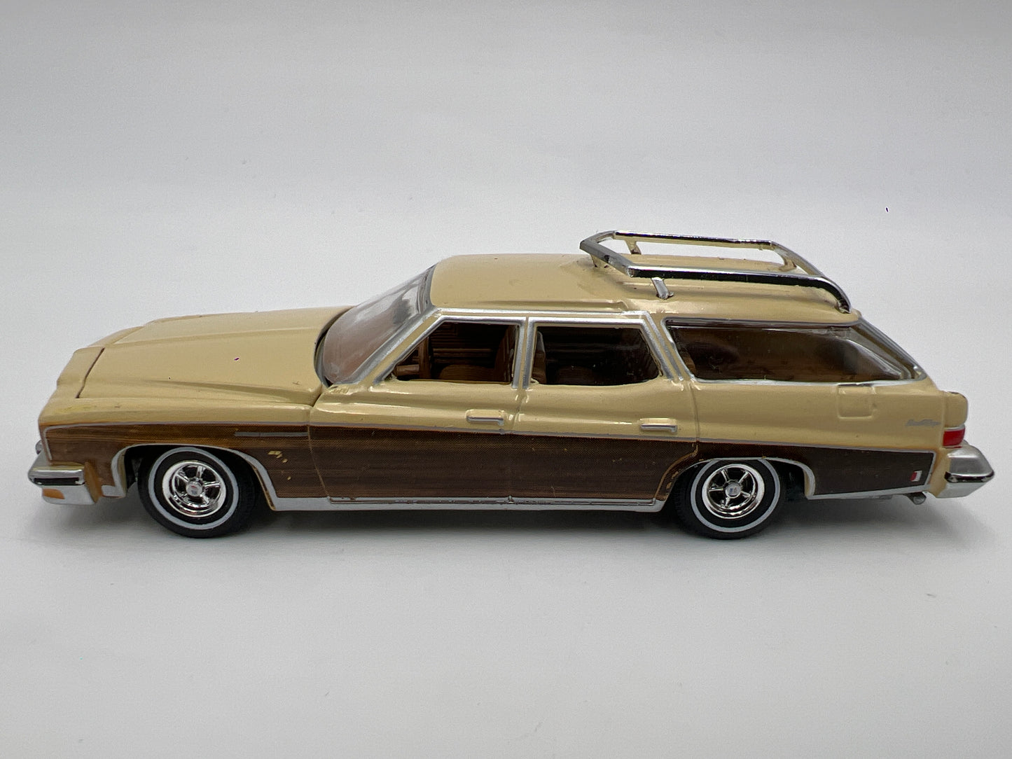 Auto World 1/64 Muscle Wagons 1974 Buick Estate Wagon Beige Loose