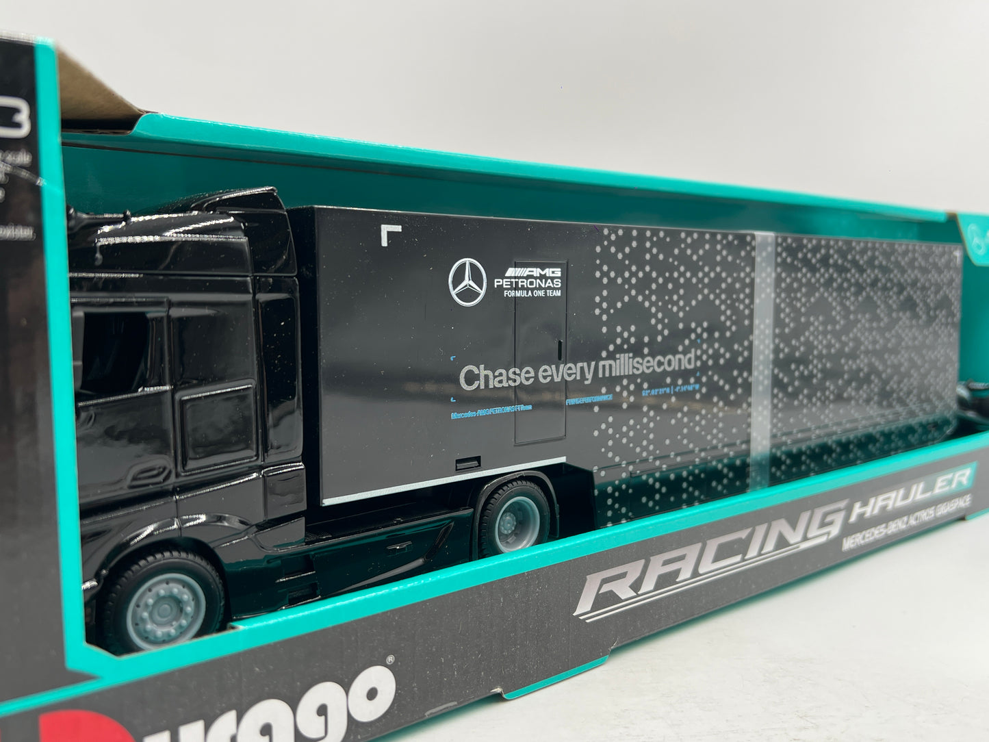 Bburago 1:43 Racing Hauler F1W15 AMG Petronas Mercedes-Benz Actros Gigaspace #63 Formula 1
