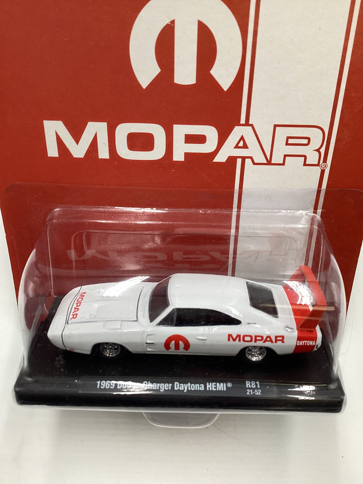 M2 Machines Auto Driver Mopar 1969 Dodge Charger Daytona Hemi White R81 192E