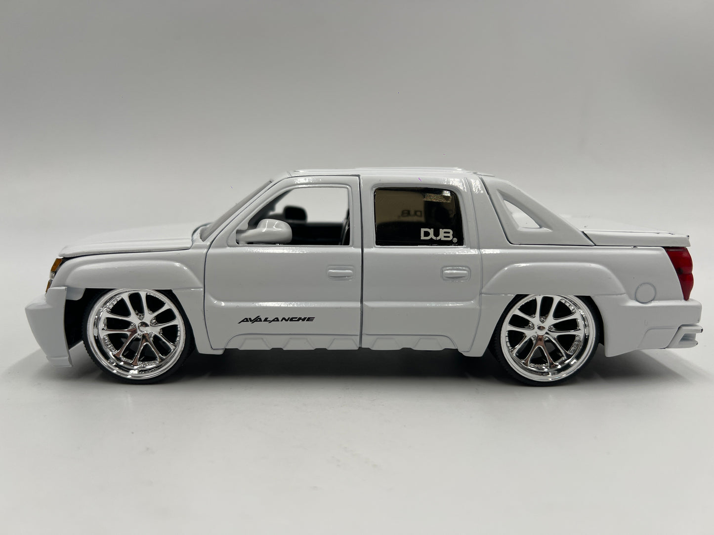 Jada 1/24 Scale Dub City 2001 Chevrolet Avalanche White Loose FOR PARTS