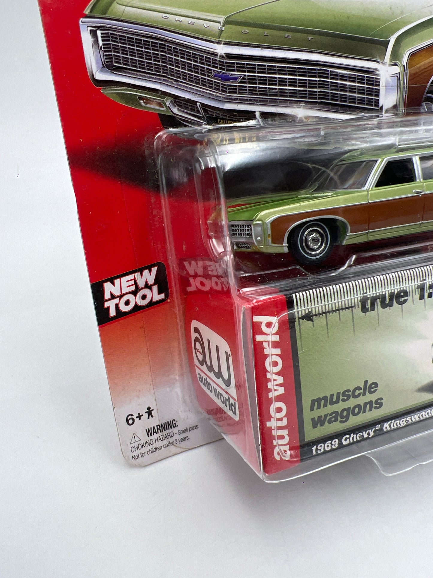 Auto World Muscle Wagons #6 1969 Chevy Kingswood Estate Green