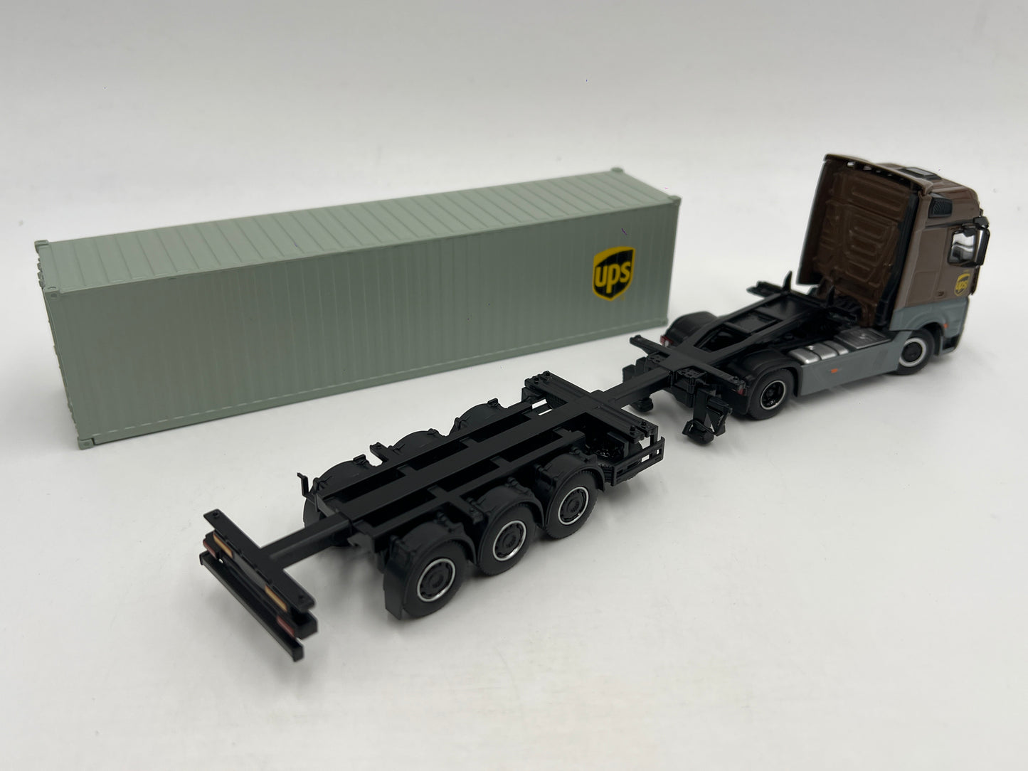 Mini GT #705 Mercedes-Benz Actros W/40ft Container UPS Europe