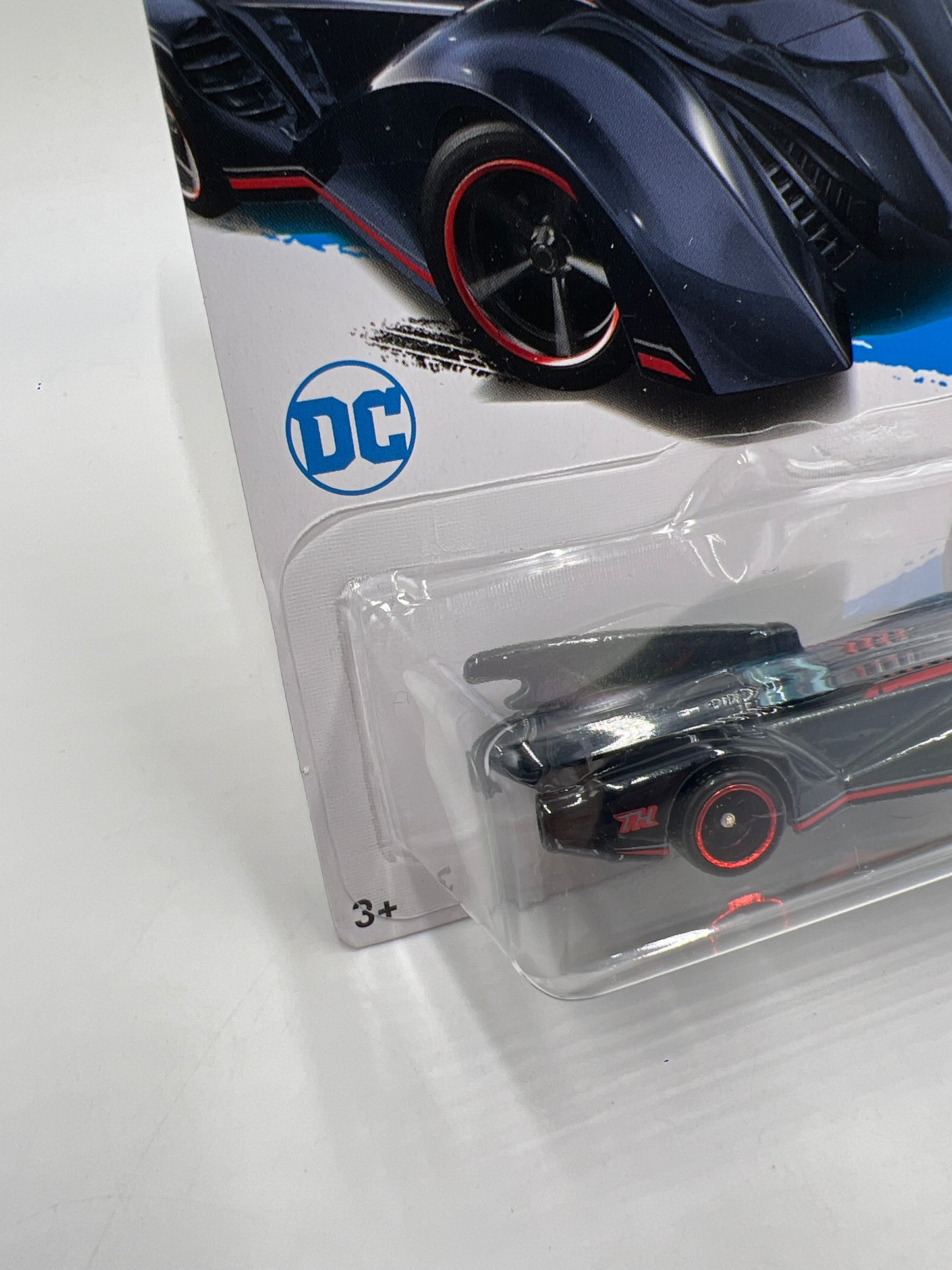 2017 Hot Wheels Super Treasure Hunt Batmobile W/Protector