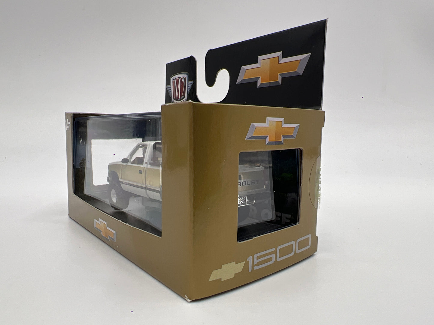2025 M2 Machines 1993 Chevrolet Silverado 1500 4x4 White/Gold R90