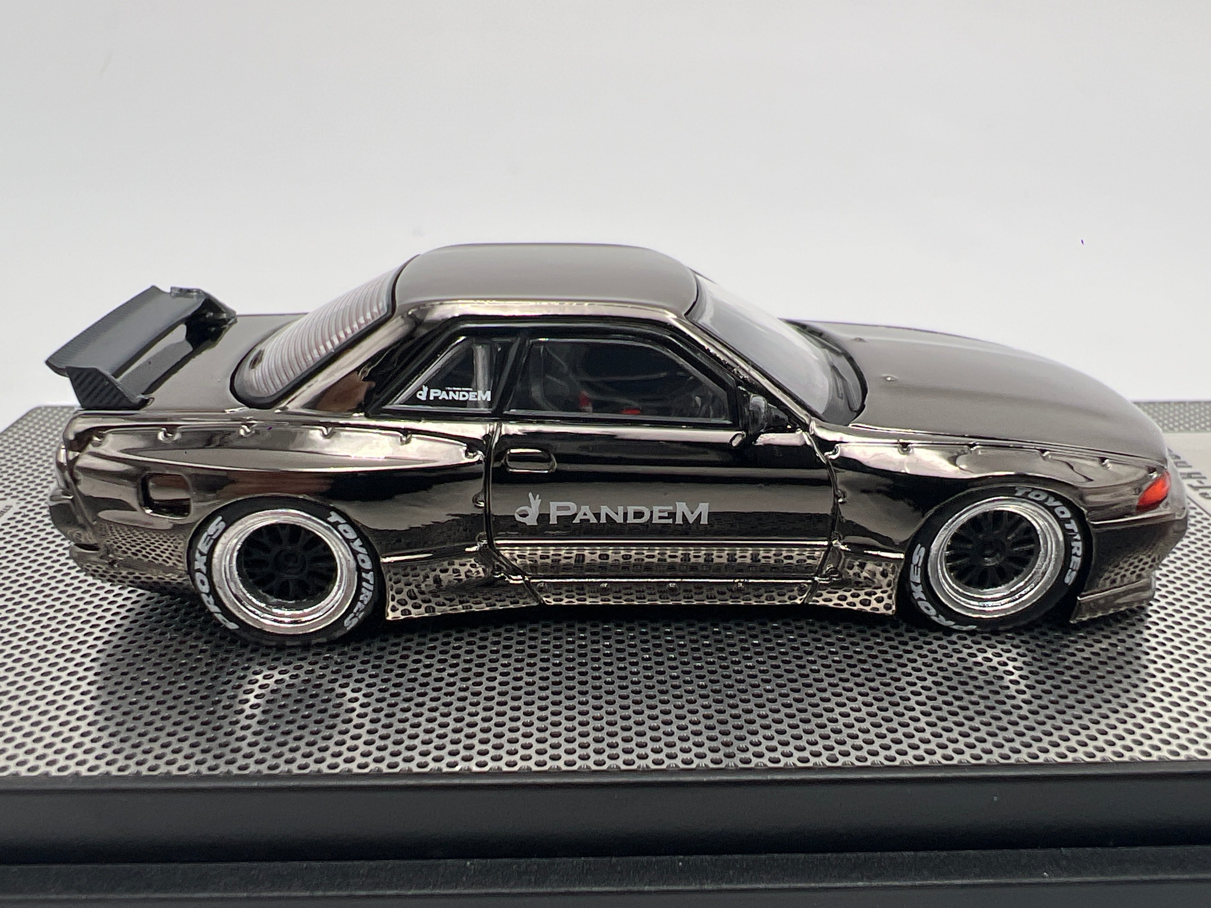 Inno64 1/64 Hong Kong Special Edition Nissan Skyline GT-R R32