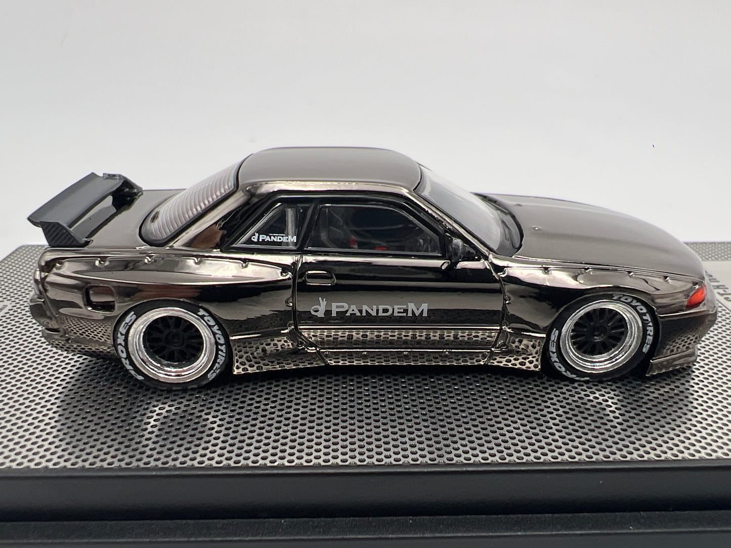 Inno64 1/64 Hong Kong Special Edition Nissan Skyline GT-R R32 Pandem Black Chrome