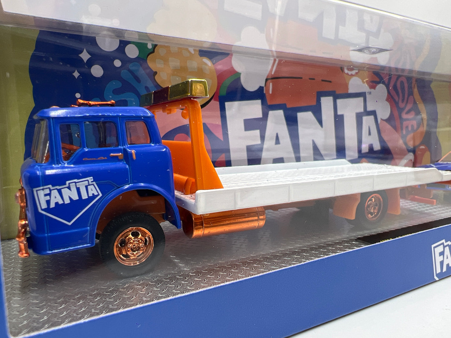 M2 Machines Haulers TW44 CHASE Fanta 1990 Ford C-8000 & 1990 Ford Mustang GT