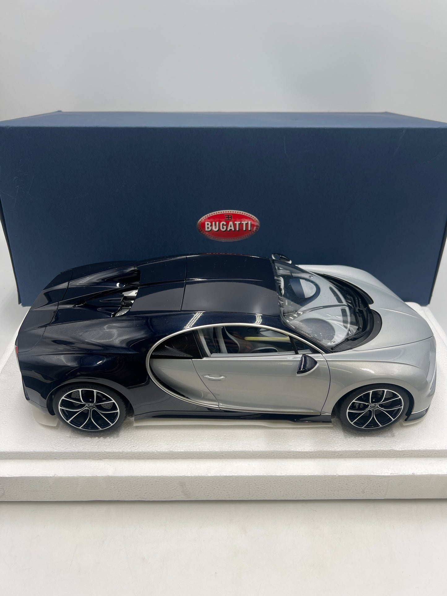 VHTF AutoArt Limited 1/12 Scale Bugatti Chiron New With Box *Outer Box Has Damage*