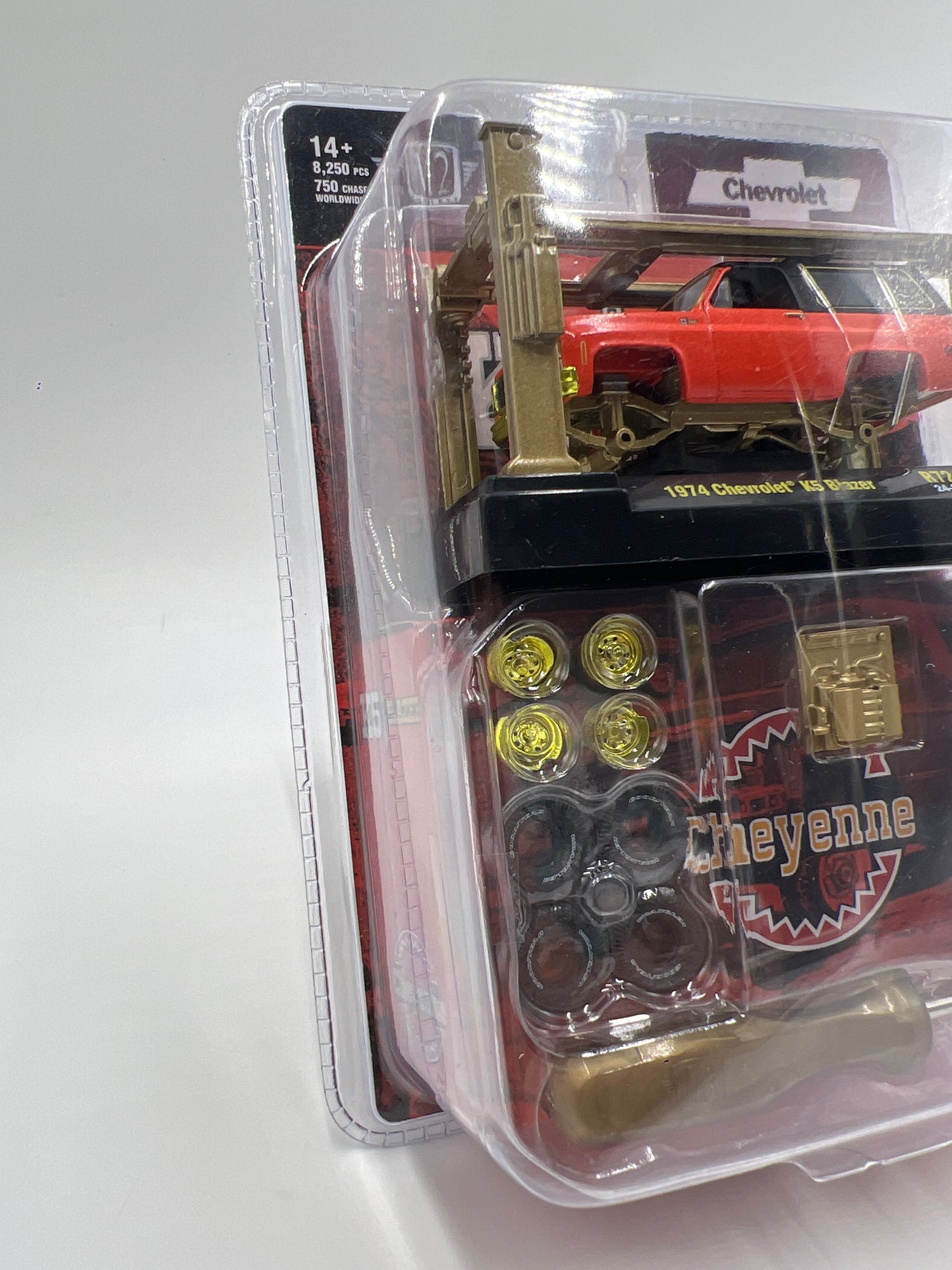 M2 Machines Model Kits CHASE 1974 Chevrolet K5 Blazer Orange R72