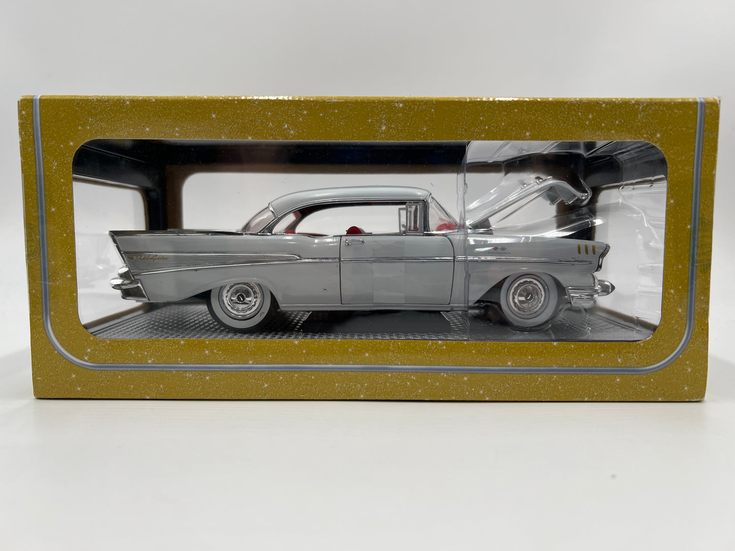 M2 Machines 1/24 Premium Edition Auto-Thentics 1957 Chevrolet Bel Air Hardtop White R49