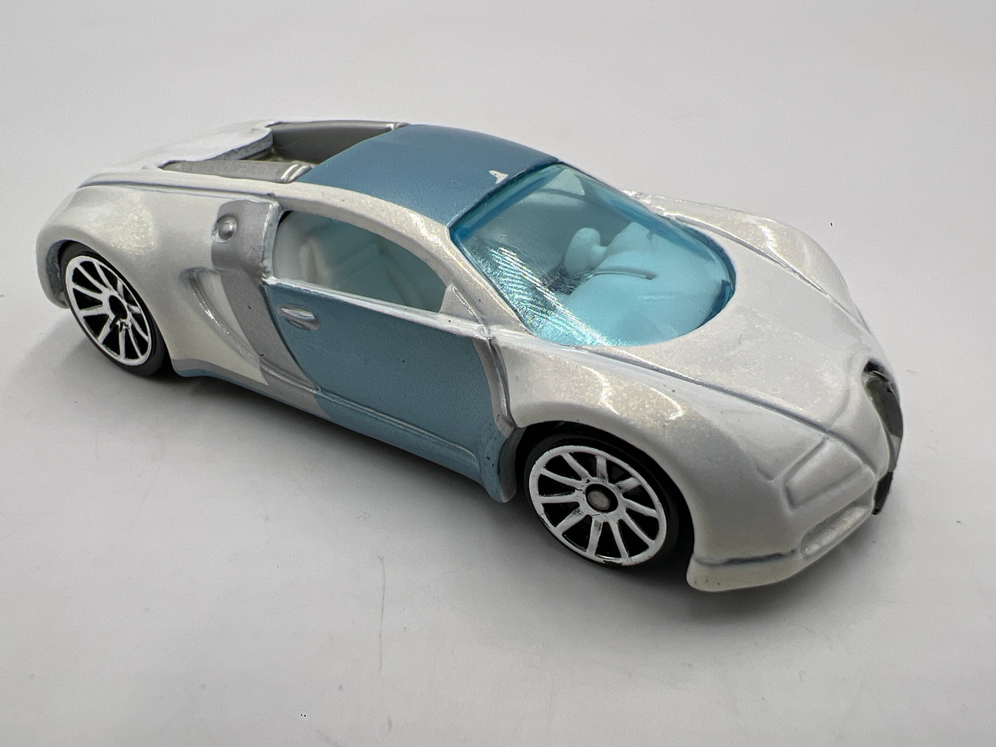 Hot Wheels 2007 Mystery Cars Bugatti Veyron White Loose