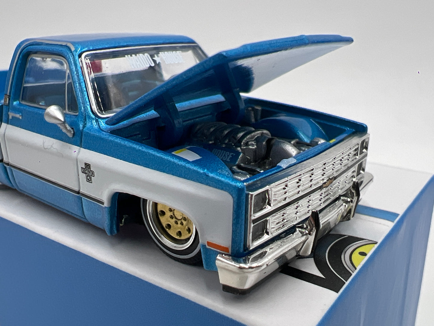 Mini GT Kaido House #192 Chevrolet Silverado Dually Vintage Spec V1 Blue/White