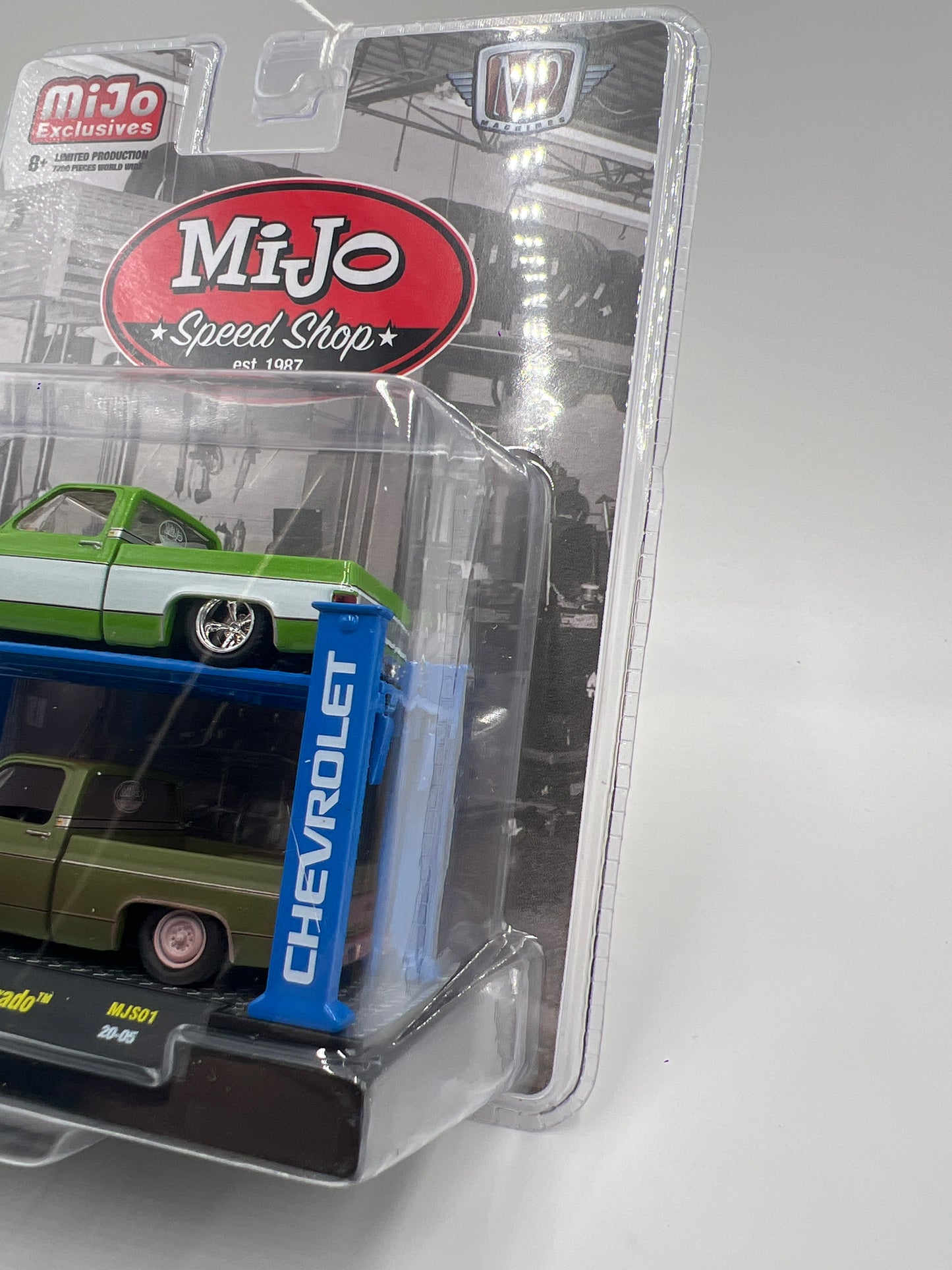 M2 Machines Auto-Lift 2 Pack MiJo Exclusives 1975 Chevrolet Silverado Green MJS01