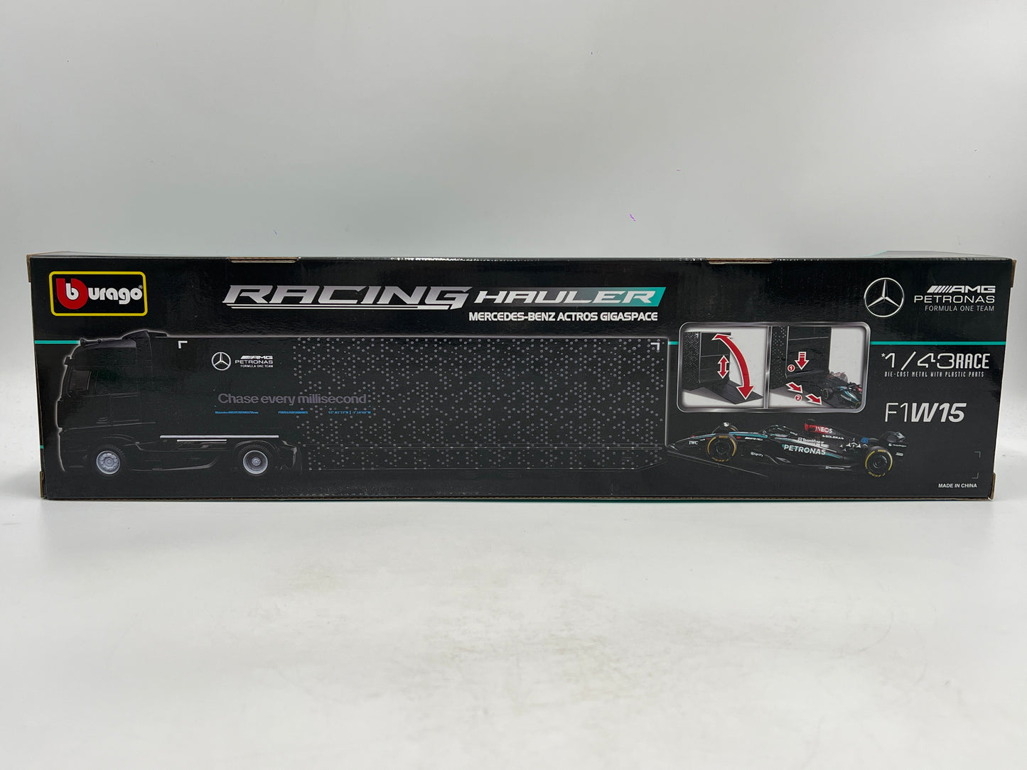 Bburago 1:43 Racing Hauler F1W15 AMG Petronas Mercedes-Benz Actros Gigaspace #63 Formula 1